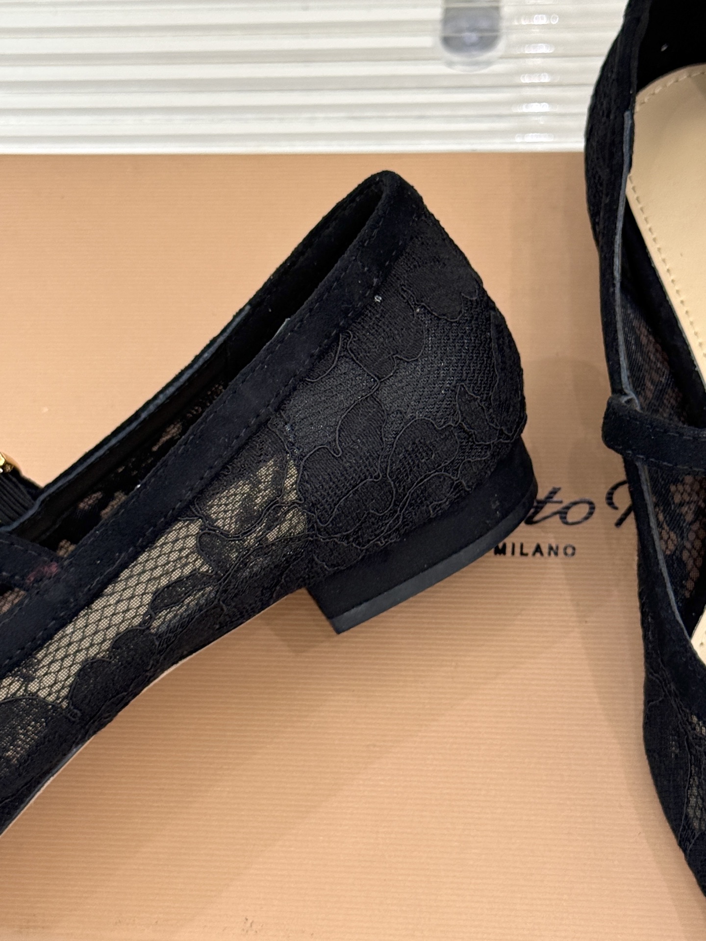 
GianvitoRossi/吉安维托罗西经典
绝美蕾丝尖头玛丽珍鞋
这一季蕾丝系列真的超美😍
若隐若现