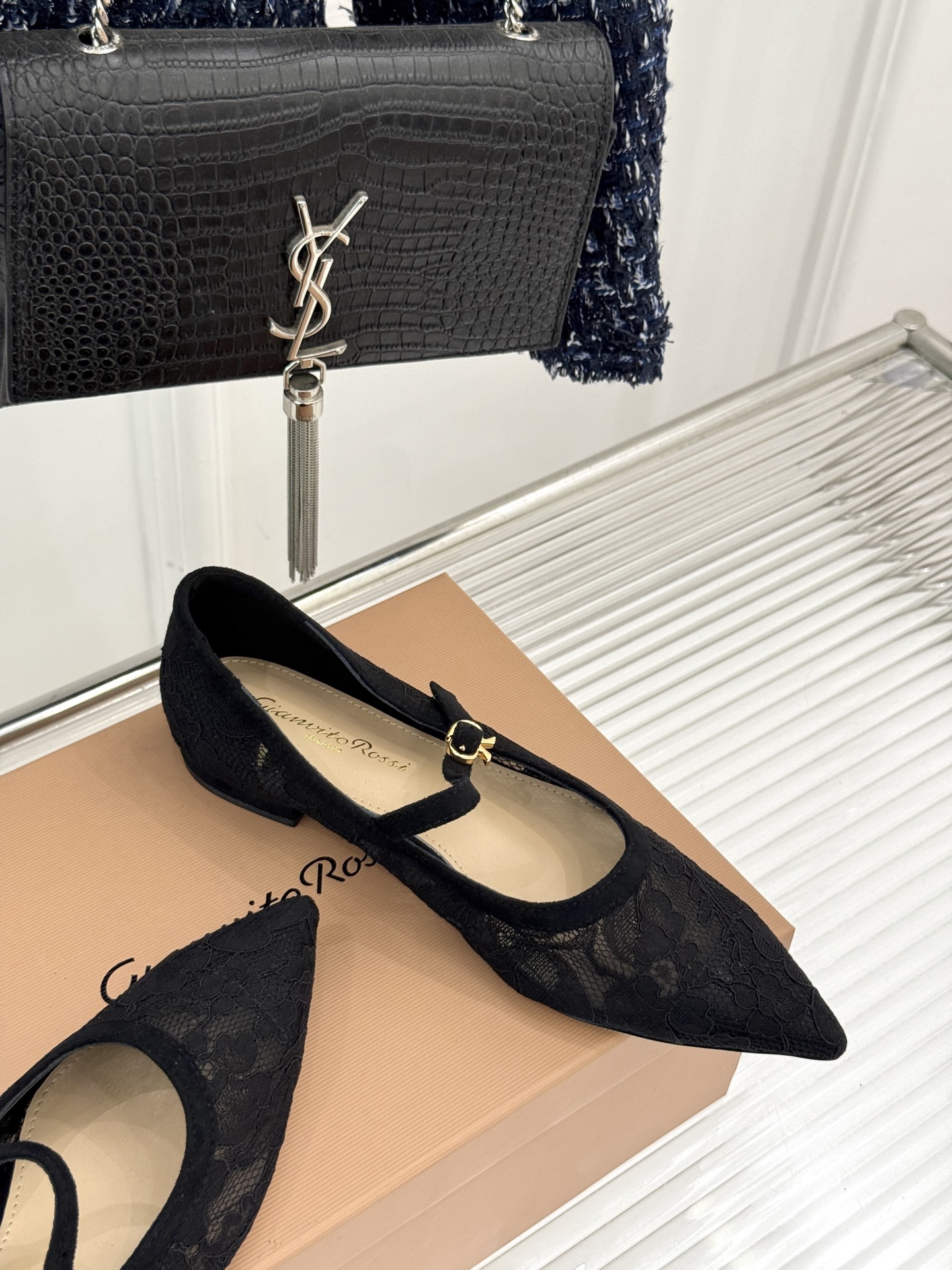 
GianvitoRossi/吉安维托罗西经典
绝美蕾丝尖头玛丽珍鞋
这一季蕾丝系列真的超美😍
若隐若现