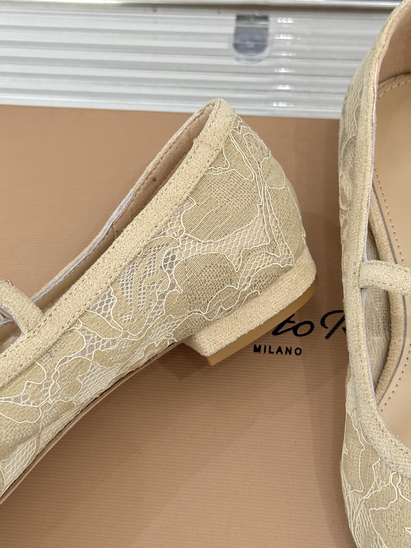 
GianvitoRossi/吉安维托罗西经典
绝美蕾丝尖头玛丽珍鞋
这一季蕾丝系列真的超美😍
若隐若现