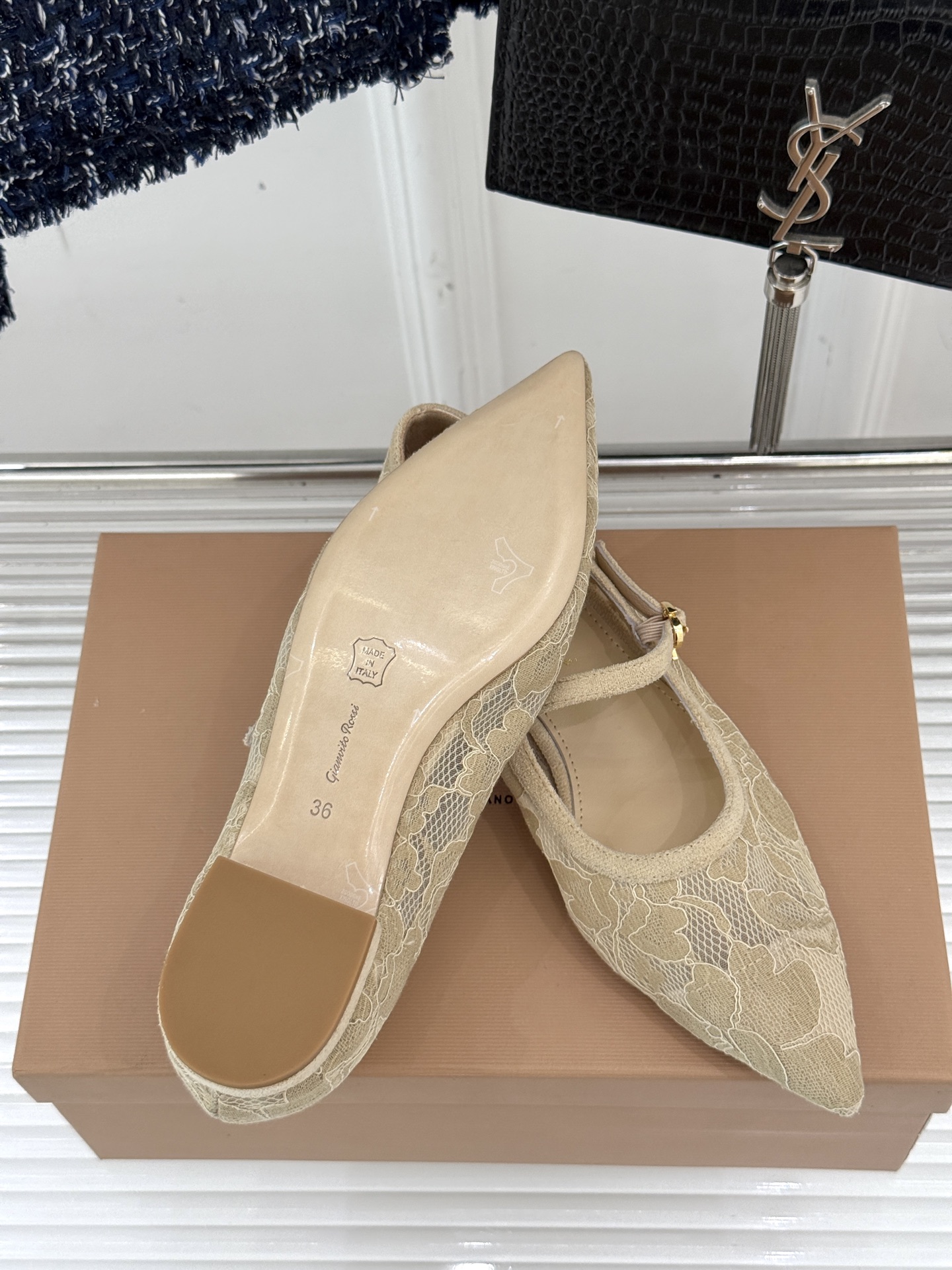 
GianvitoRossi/吉安维托罗西经典
绝美蕾丝尖头玛丽珍鞋
这一季蕾丝系列真的超美😍
若隐若现