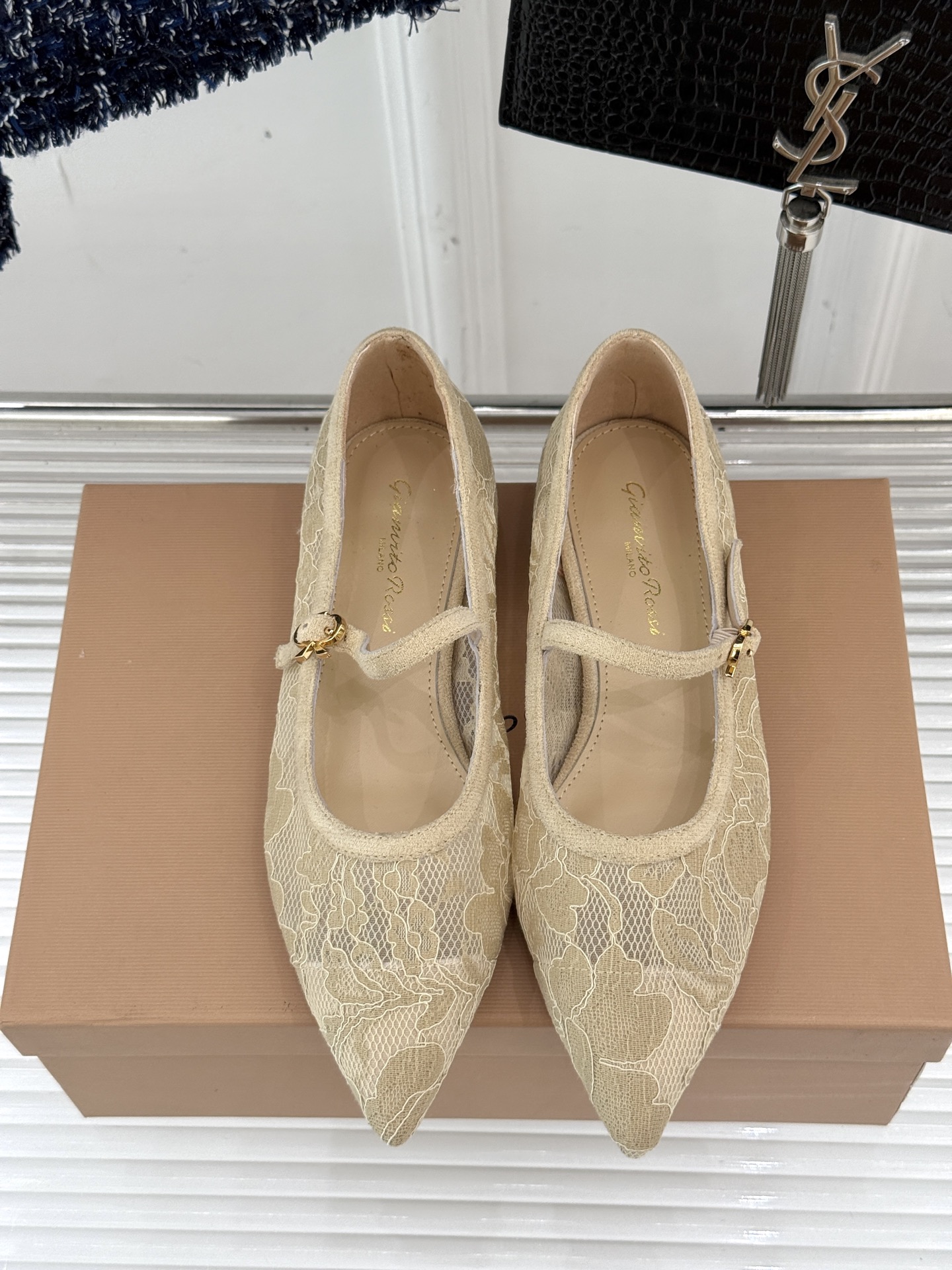 
GianvitoRossi/吉安维托罗西经典
绝美蕾丝尖头玛丽珍鞋
这一季蕾丝系列真的超美😍
若隐若现