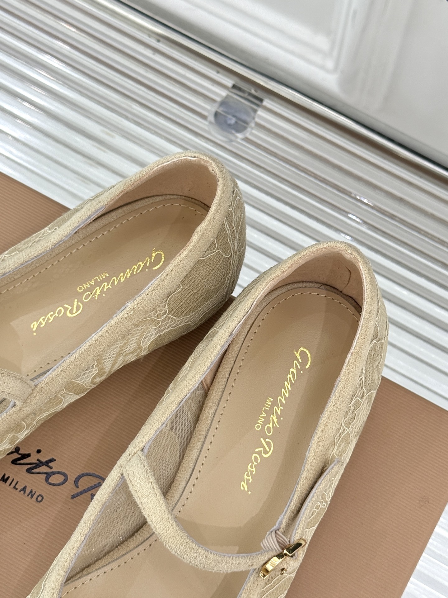 
GianvitoRossi/吉安维托罗西经典
绝美蕾丝尖头玛丽珍鞋
这一季蕾丝系列真的超美😍
若隐若现