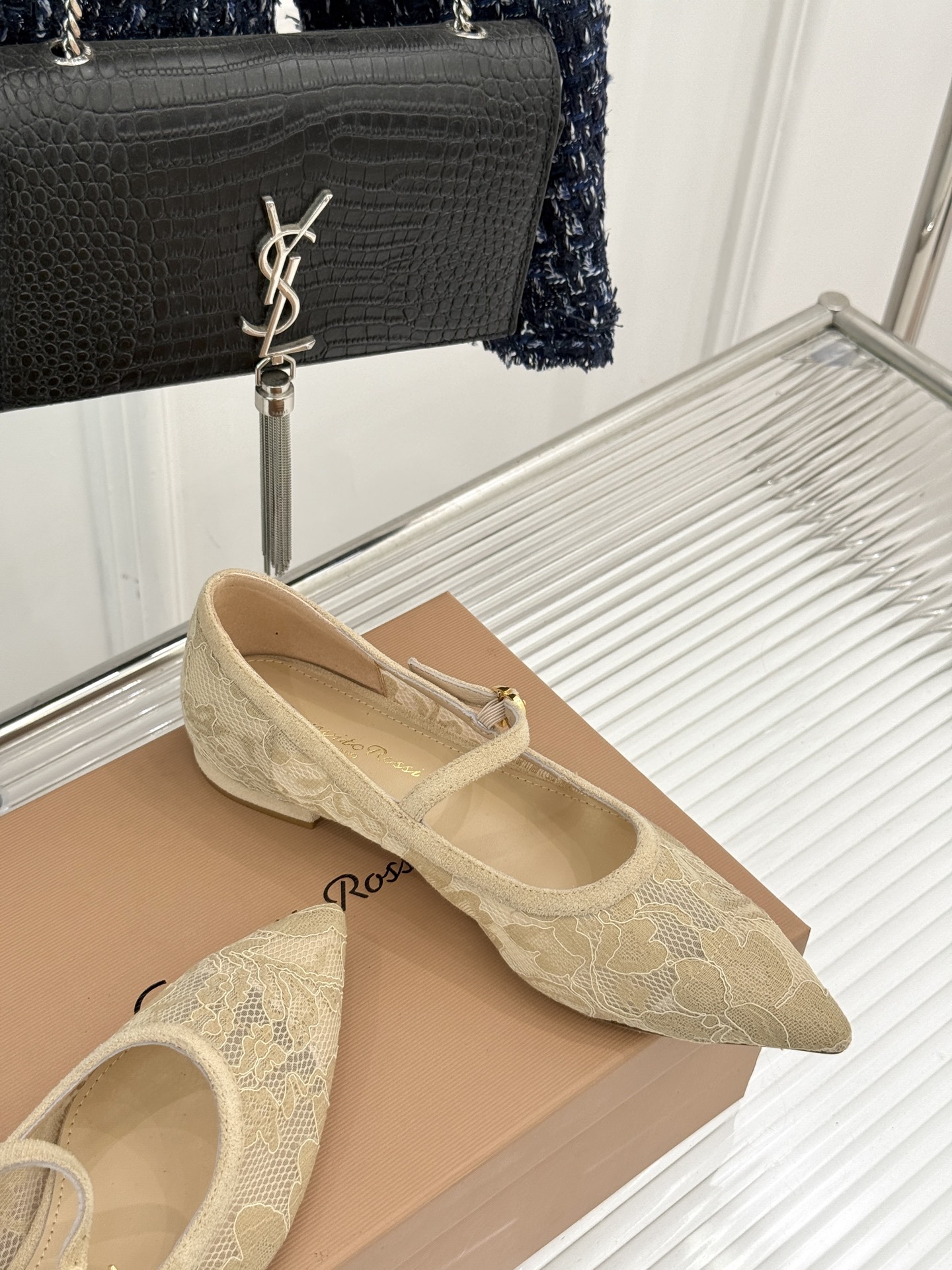 
GianvitoRossi/吉安维托罗西经典
绝美蕾丝尖头玛丽珍鞋
这一季蕾丝系列真的超美😍
若隐若现