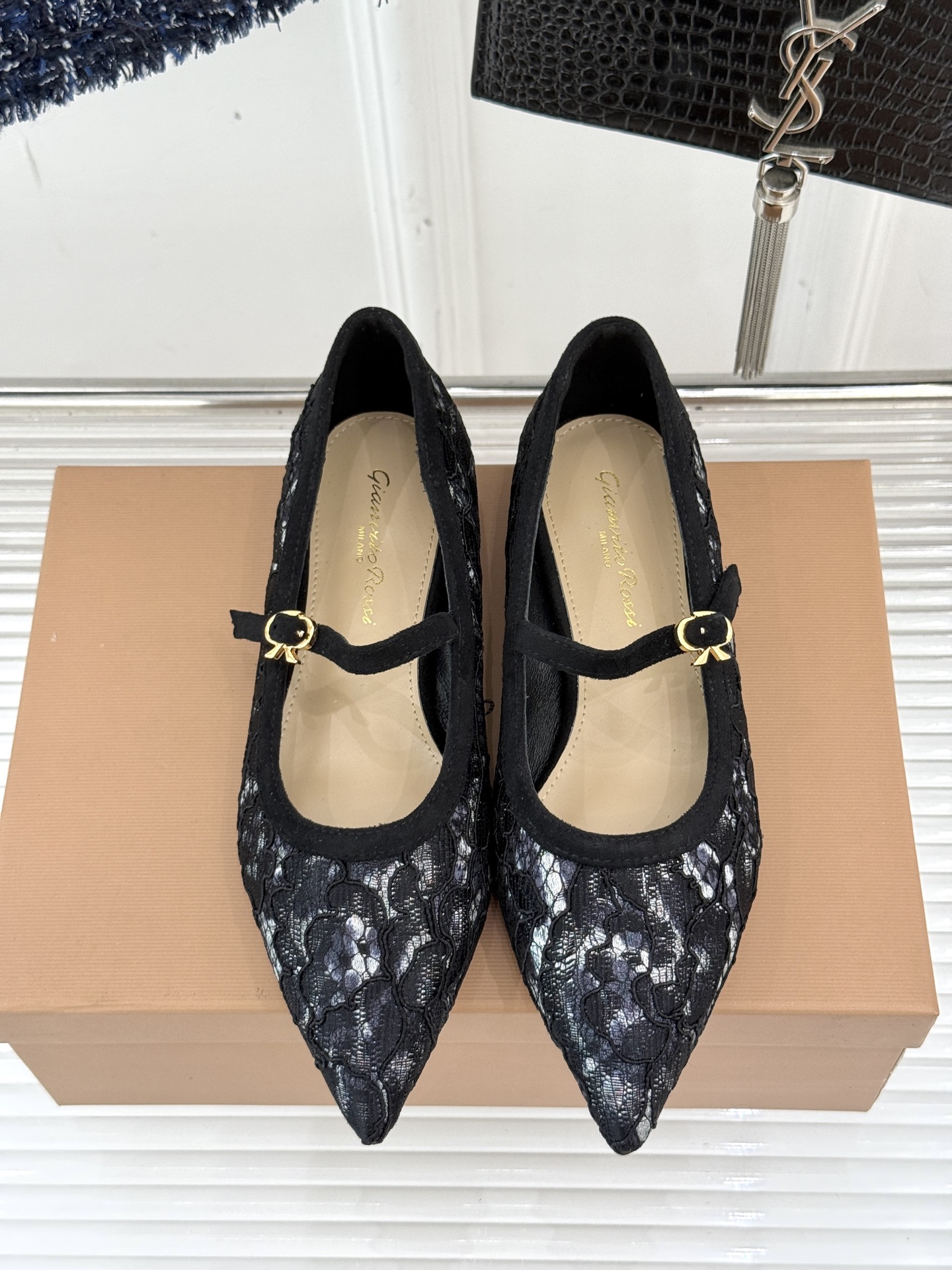 
GianvitoRossi/吉安维托罗西经典
绝美蕾丝尖头玛丽珍鞋
这一季蕾丝系列真的超美😍
若隐若现
