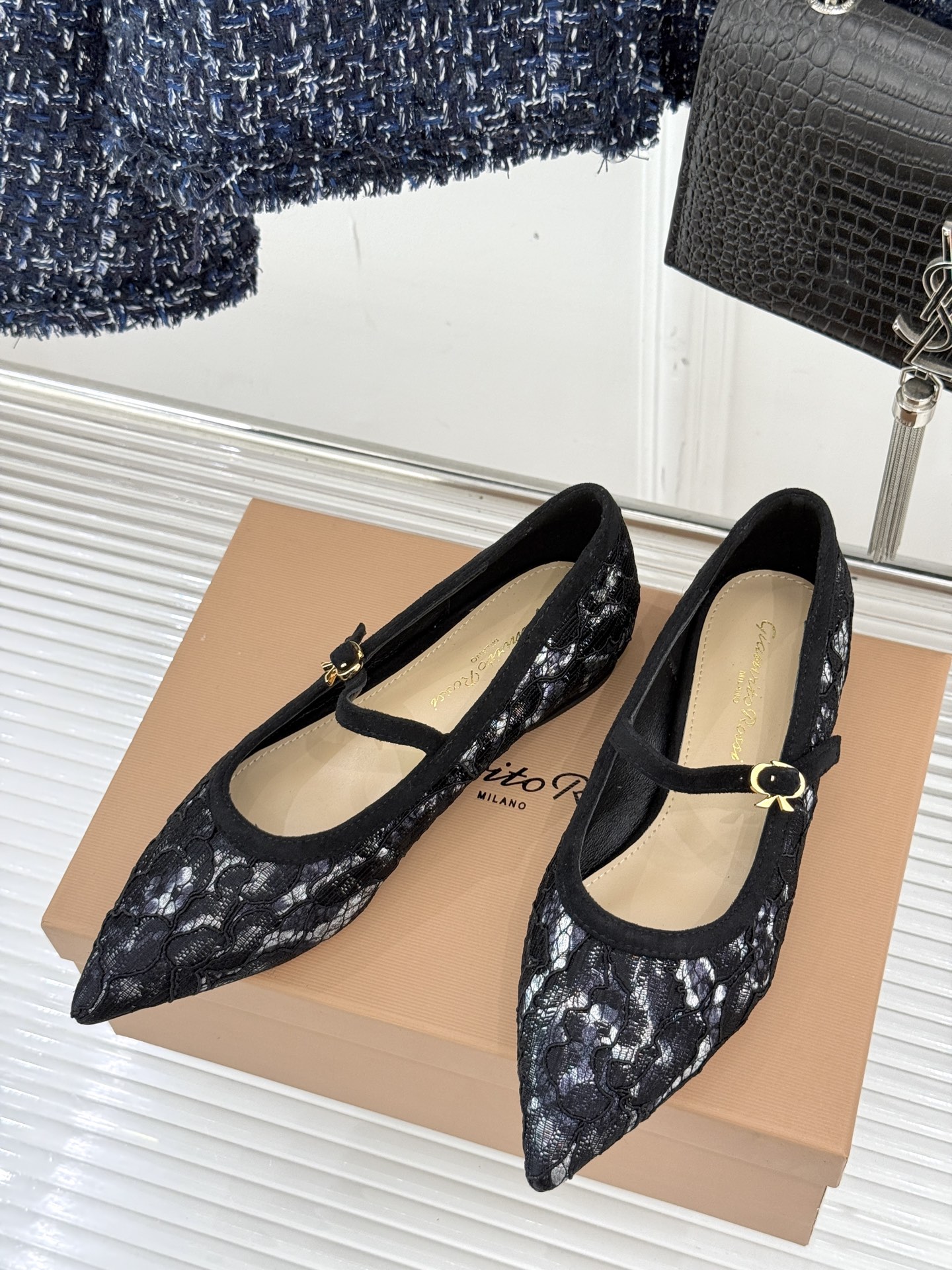 
GianvitoRossi/吉安维托罗西经典
绝美蕾丝尖头玛丽珍鞋
这一季蕾丝系列真的超美😍
若隐若现