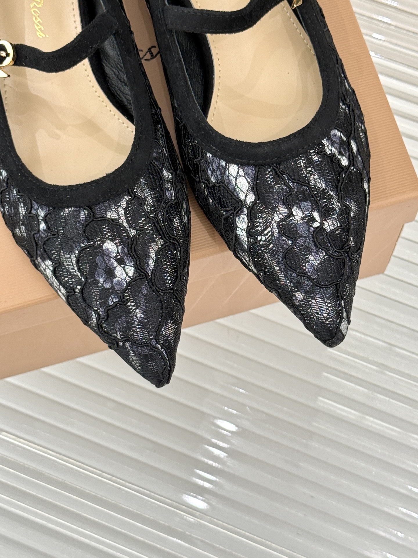 
GianvitoRossi/吉安维托罗西经典
绝美蕾丝尖头玛丽珍鞋
这一季蕾丝系列真的超美😍
若隐若现