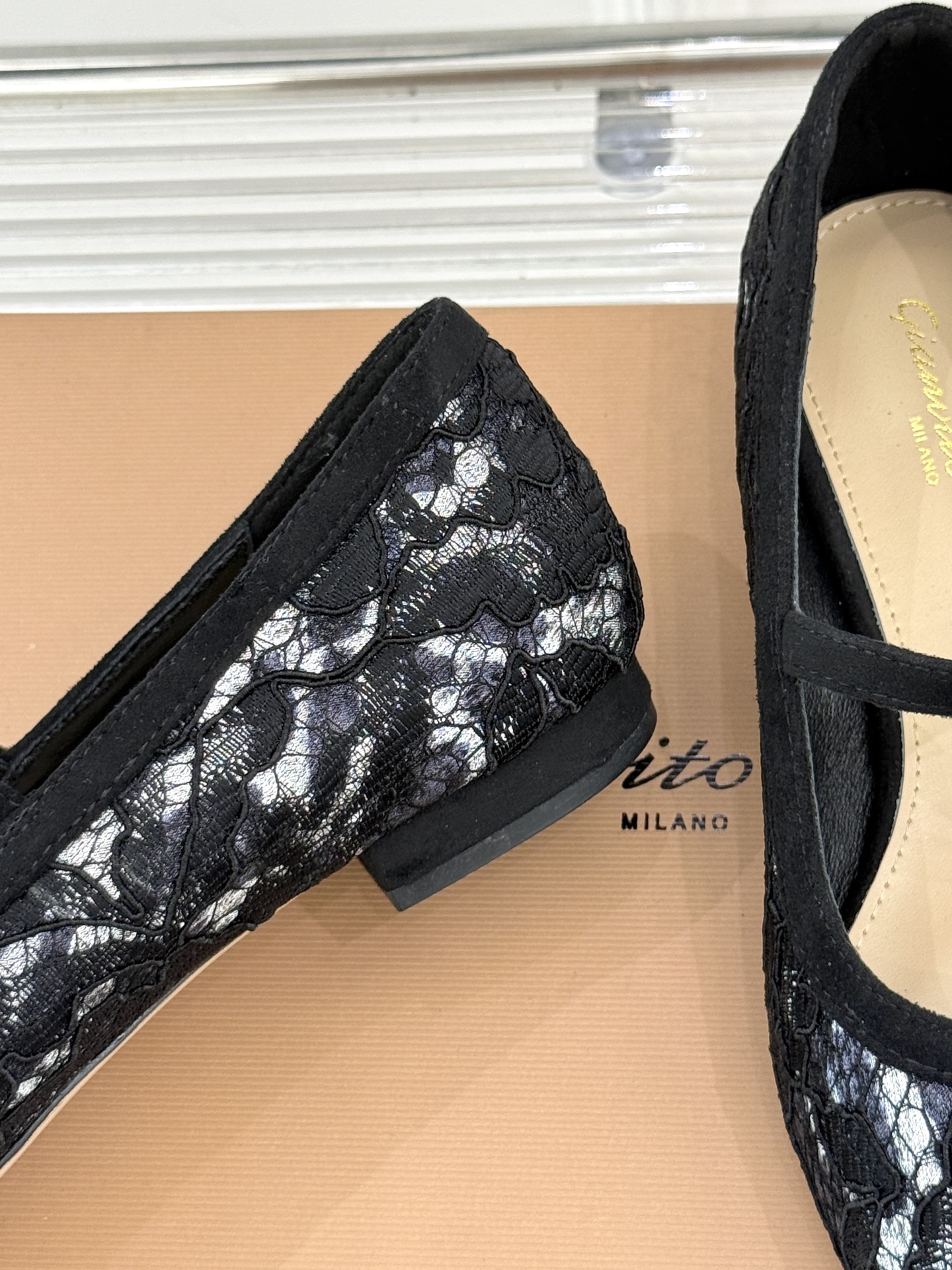 
GianvitoRossi/吉安维托罗西经典
绝美蕾丝尖头玛丽珍鞋
这一季蕾丝系列真的超美😍
若隐若现