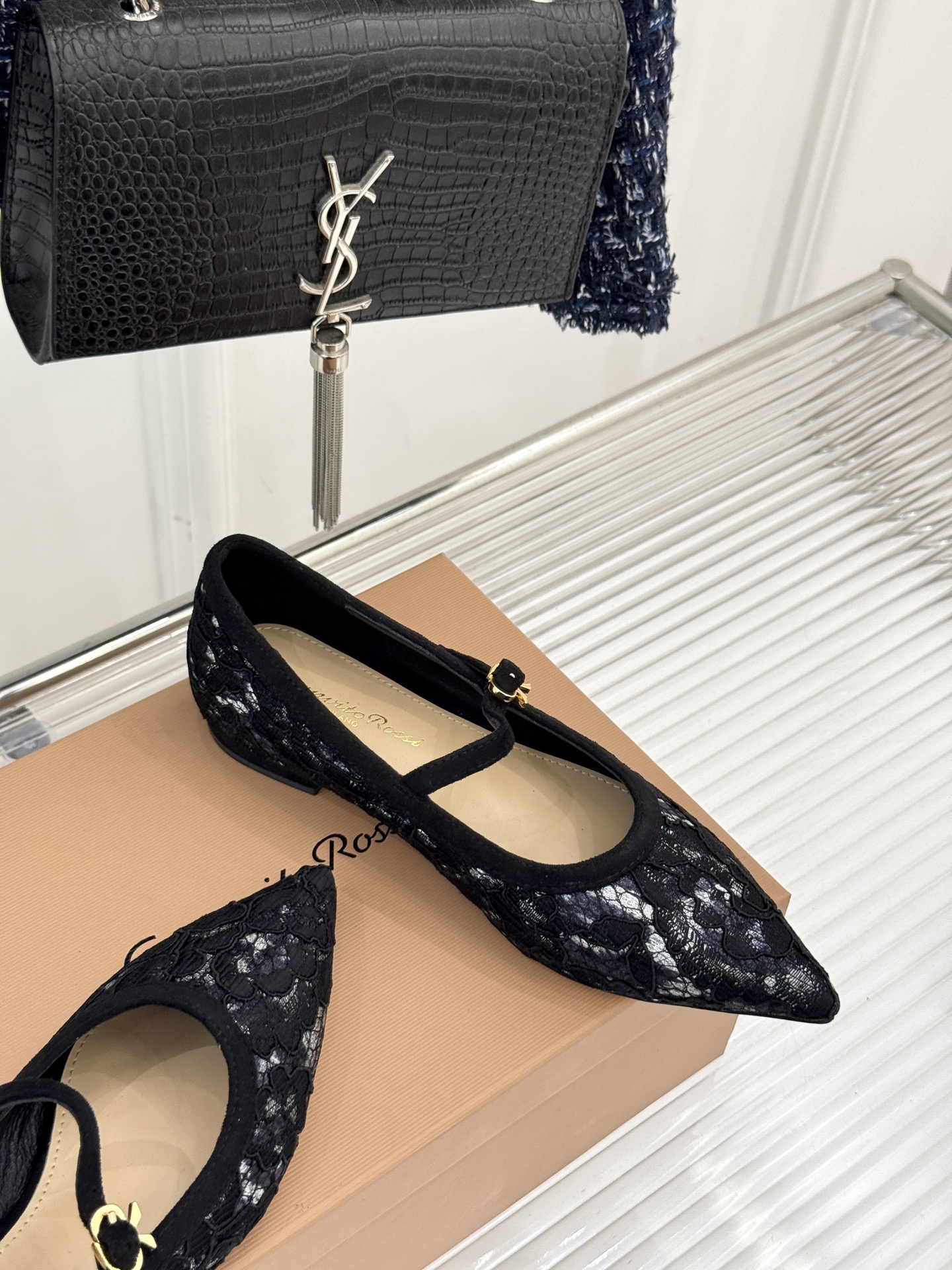 
GianvitoRossi/吉安维托罗西经典
绝美蕾丝尖头玛丽珍鞋
这一季蕾丝系列真的超美😍
若隐若现