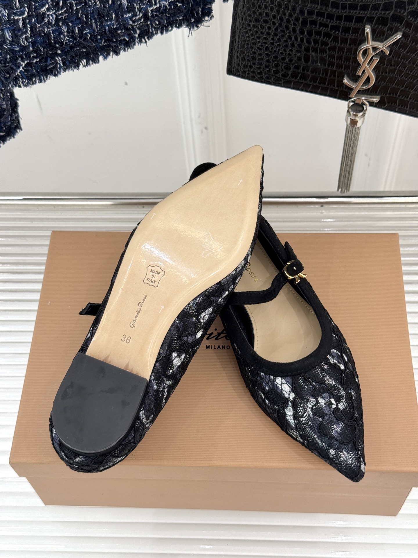 
GianvitoRossi/吉安维托罗西经典
绝美蕾丝尖头玛丽珍鞋
这一季蕾丝系列真的超美😍
若隐若现