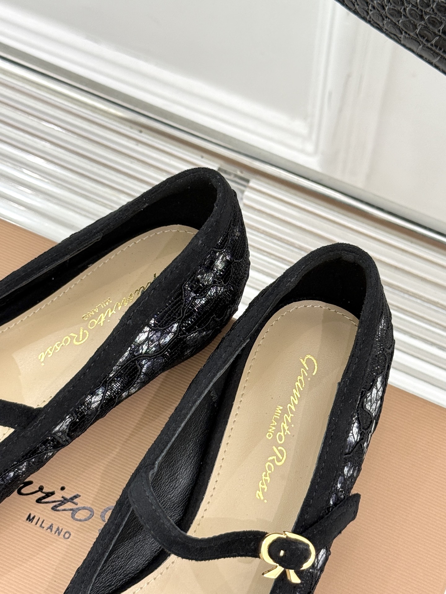 
GianvitoRossi/吉安维托罗西经典
绝美蕾丝尖头玛丽珍鞋
这一季蕾丝系列真的超美😍
若隐若现
