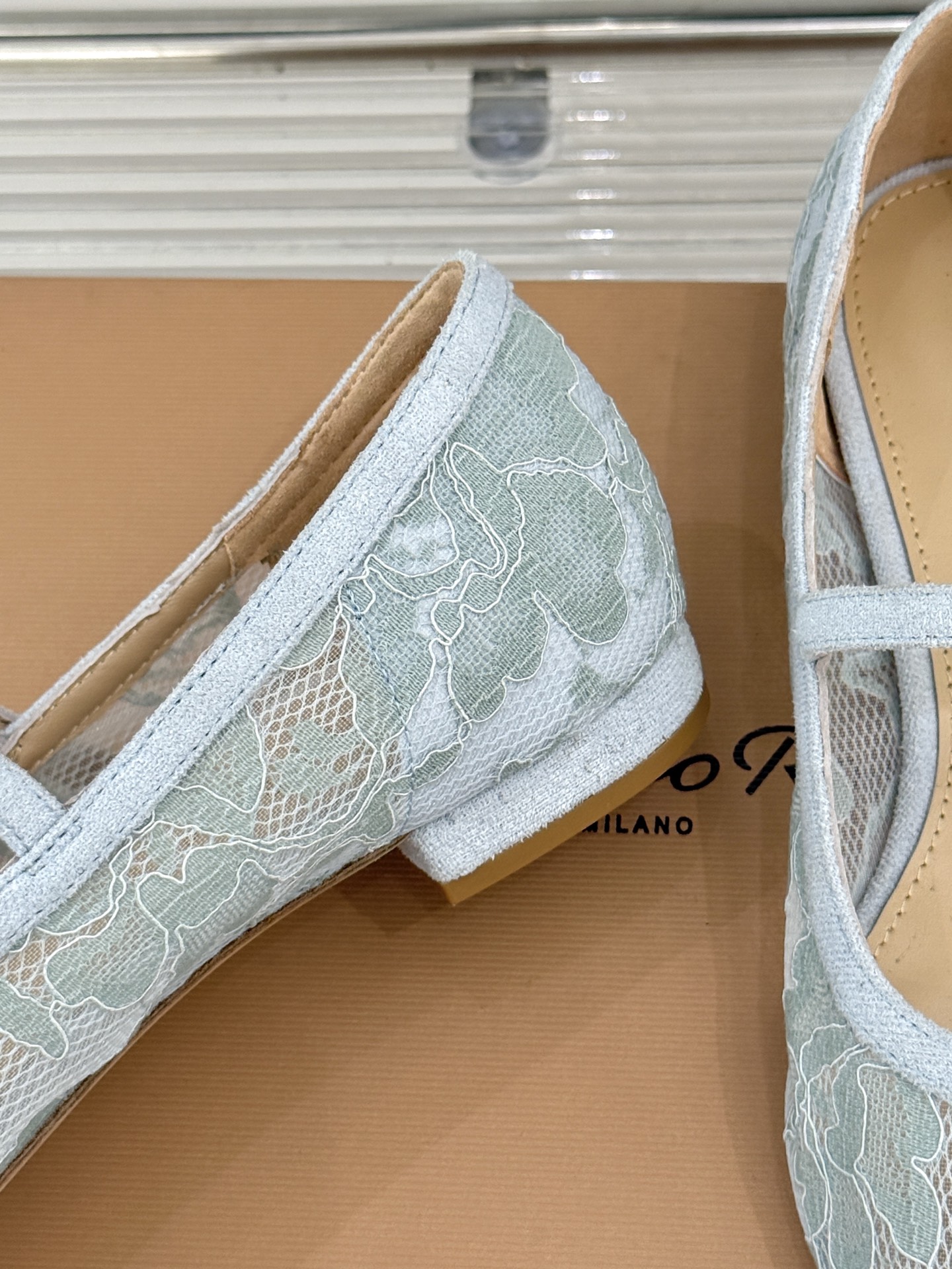 
GianvitoRossi/吉安维托罗西经典
绝美蕾丝尖头玛丽珍鞋
这一季蕾丝系列真的超美😍
若隐若现