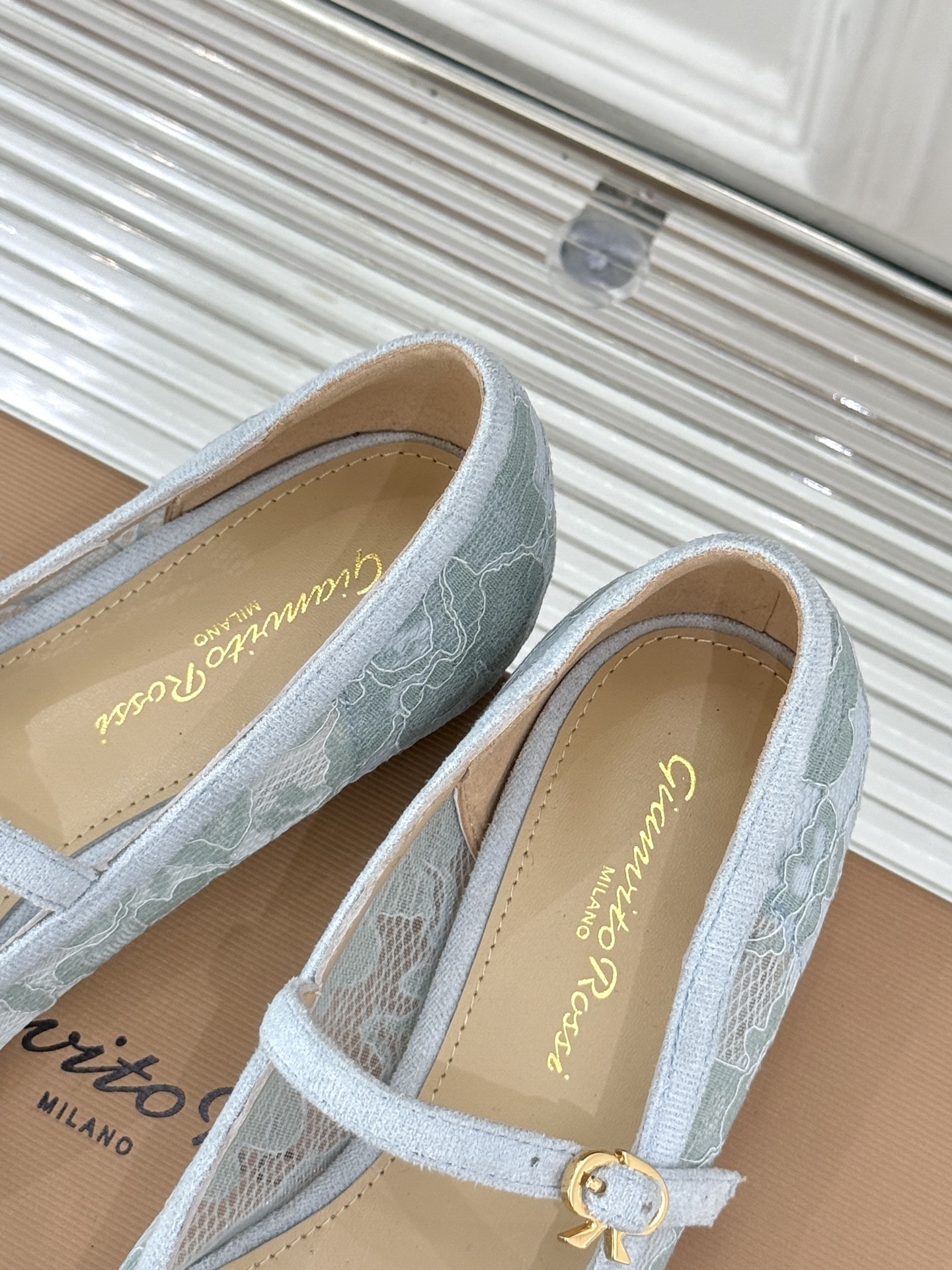 
GianvitoRossi/吉安维托罗西经典
绝美蕾丝尖头玛丽珍鞋
这一季蕾丝系列真的超美😍
若隐若现