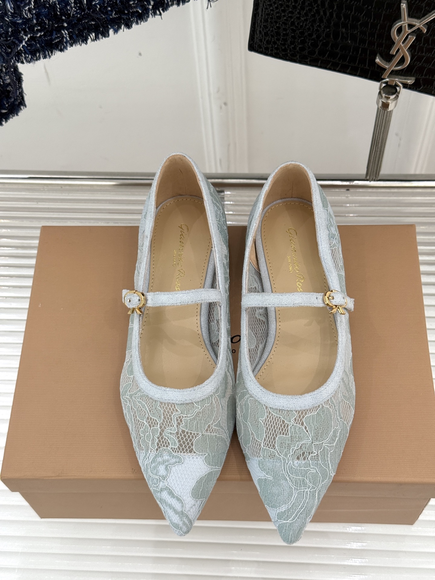 
GianvitoRossi/吉安维托罗西经典
绝美蕾丝尖头玛丽珍鞋
这一季蕾丝系列真的超美😍
若隐若现
