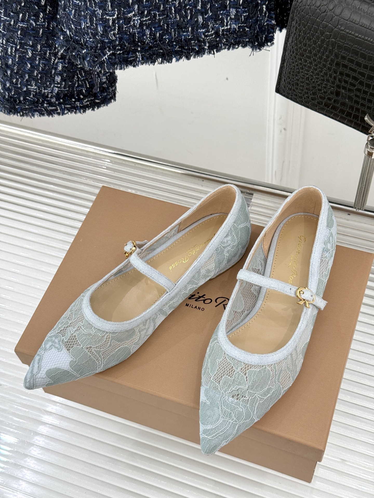
GianvitoRossi/吉安维托罗西经典
绝美蕾丝尖头玛丽珍鞋
这一季蕾丝系列真的超美😍
若隐若现