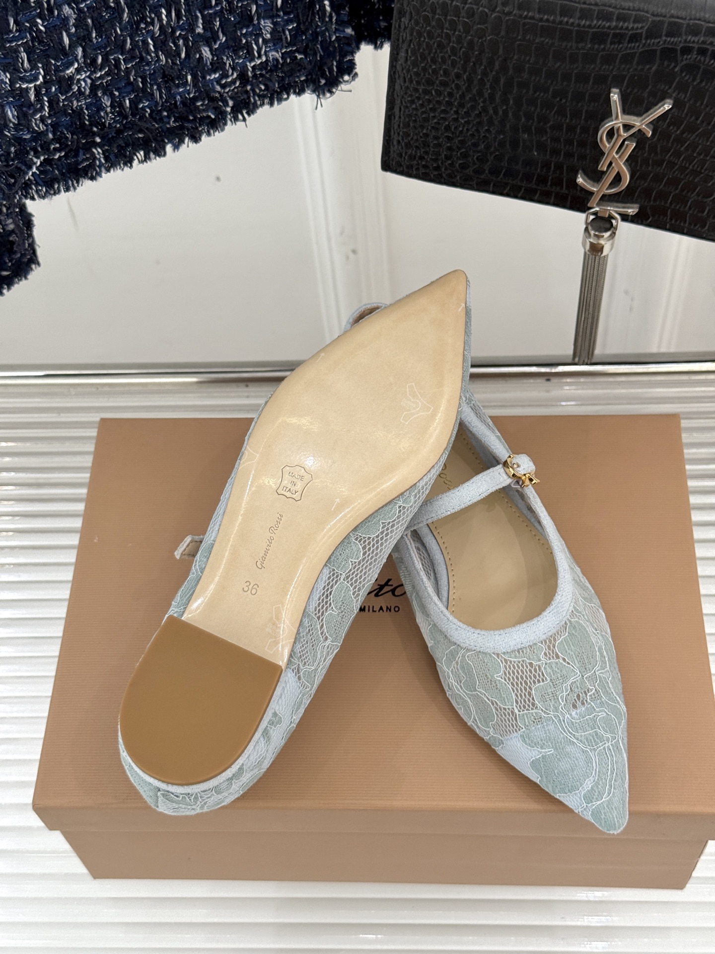 
GianvitoRossi/吉安维托罗西经典
绝美蕾丝尖头玛丽珍鞋
这一季蕾丝系列真的超美😍
若隐若现