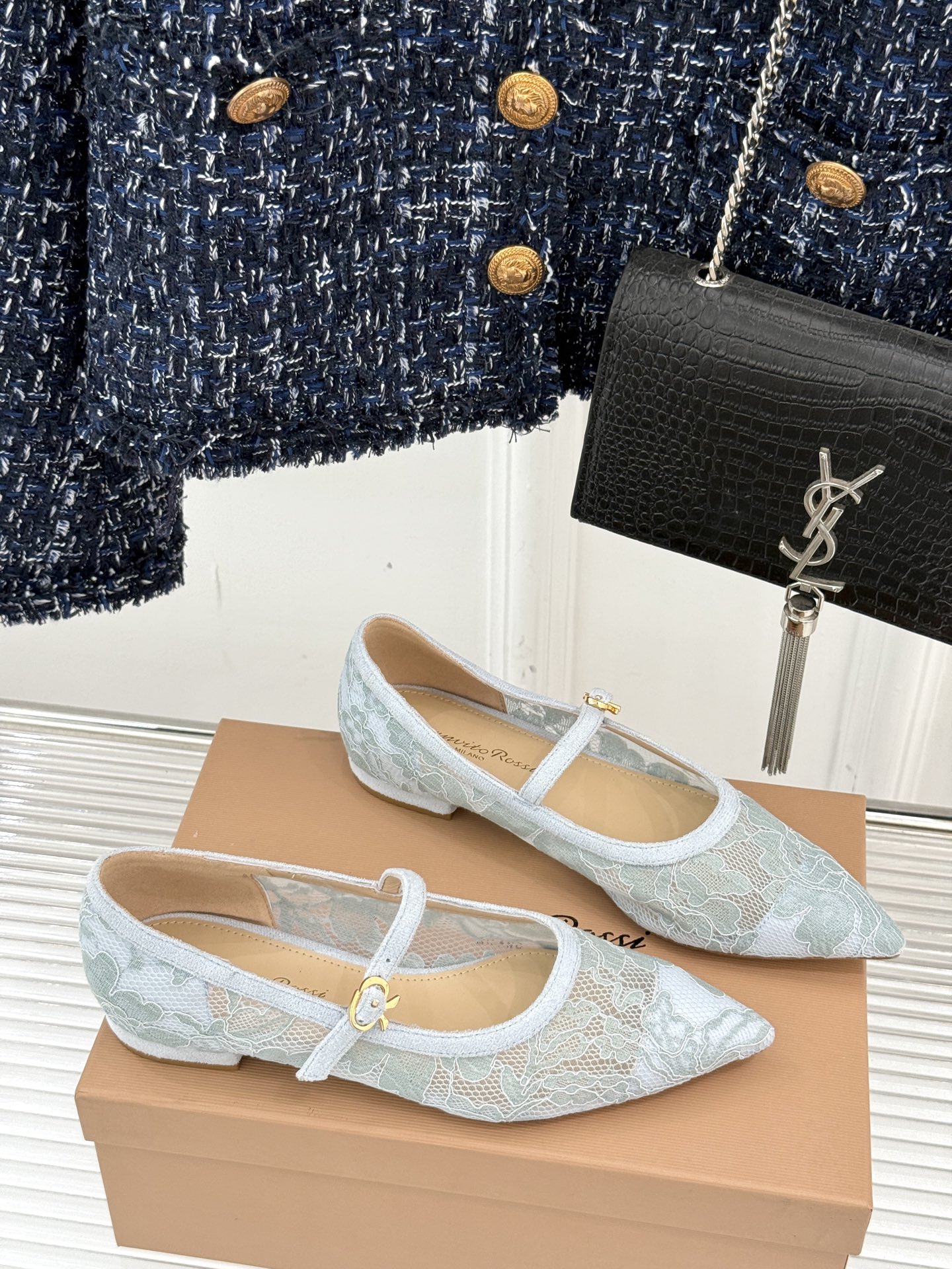 
GianvitoRossi/吉安维托罗西经典
绝美蕾丝尖头玛丽珍鞋
这一季蕾丝系列真的超美😍
若隐若现