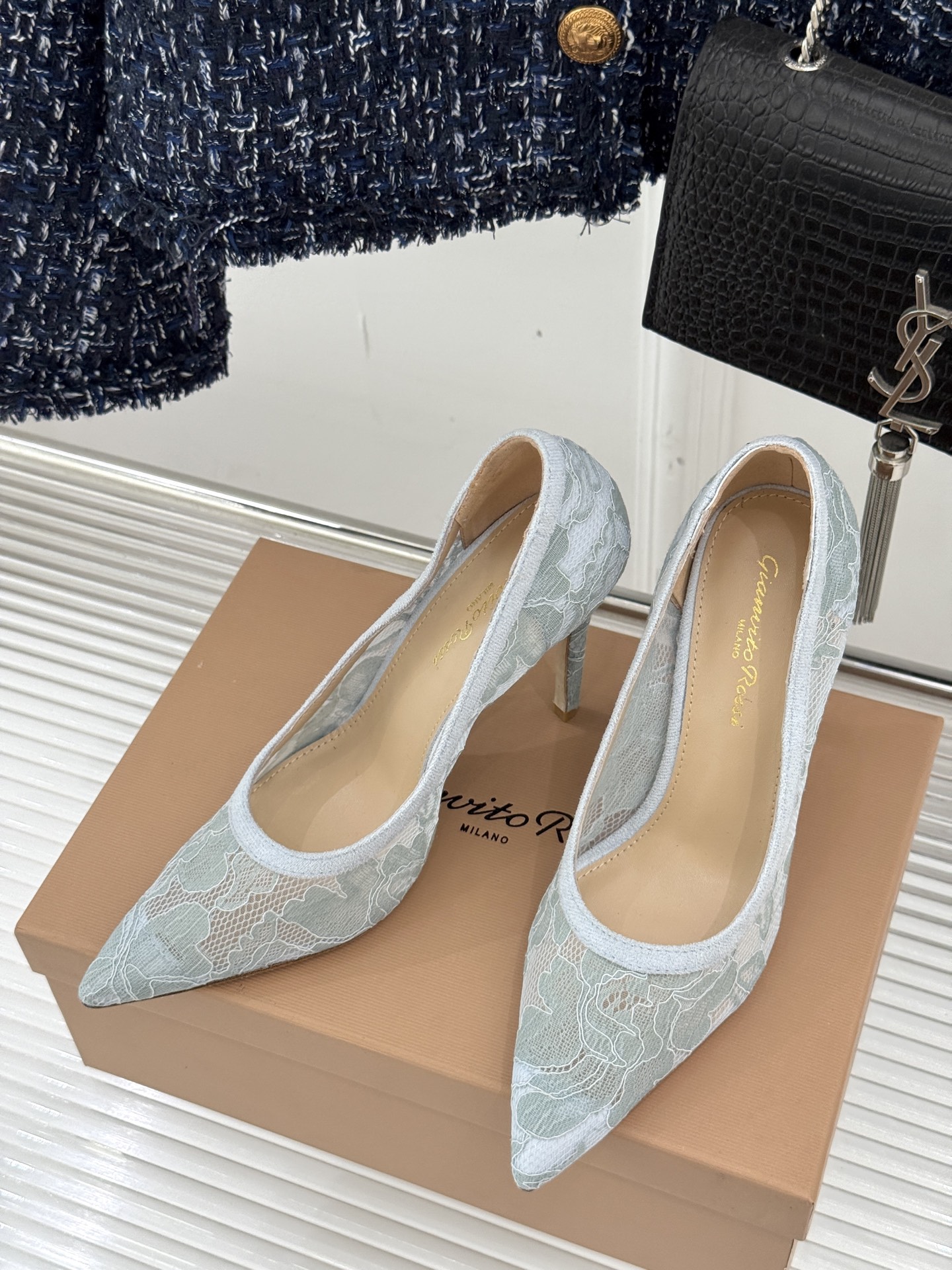 
GianvitoRossi/吉安维托罗西经典
绝美蕾丝高跟鞋
本季蕾丝搭配高跟也太美了吧
若隐若现的性