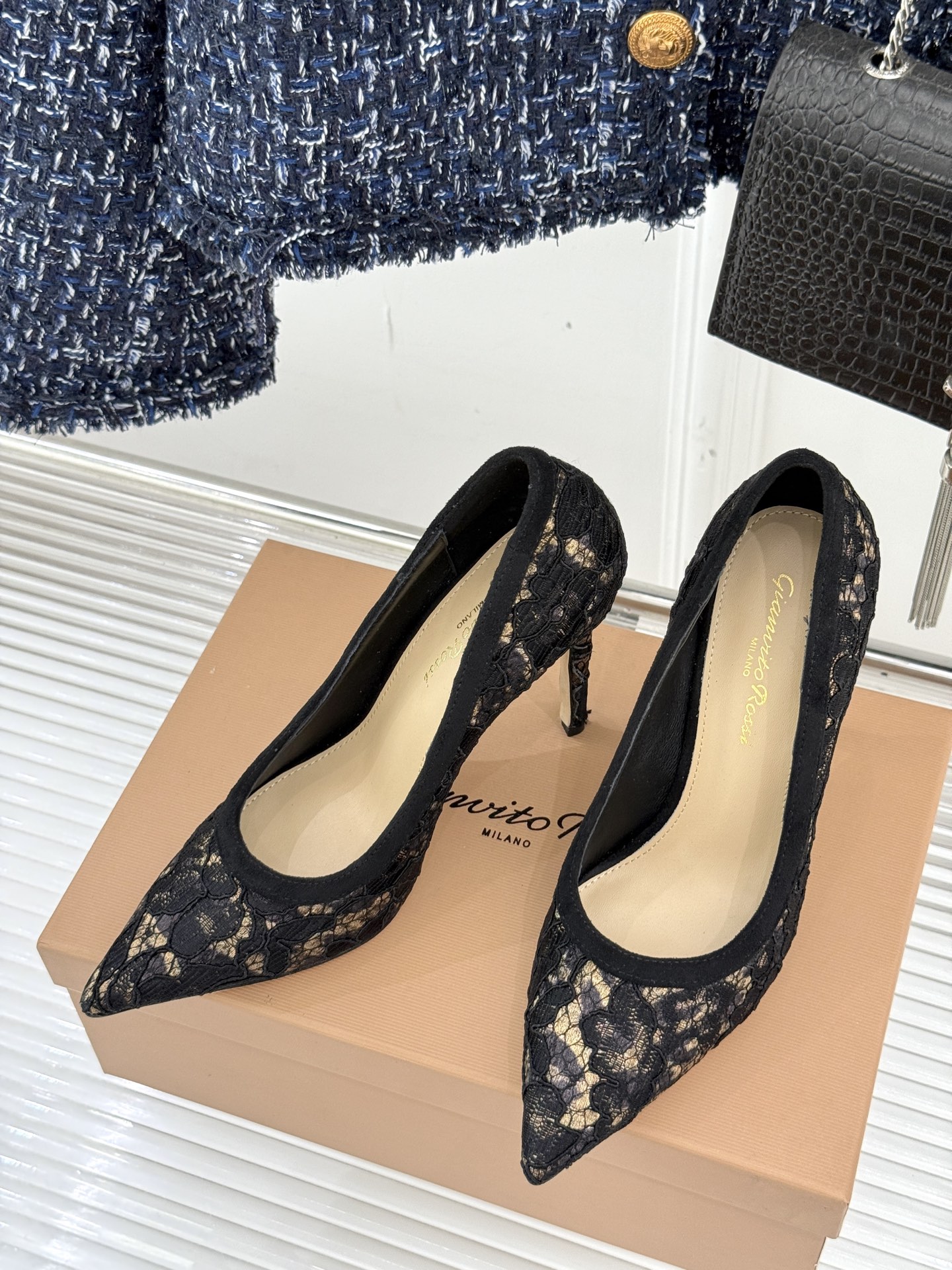 
GianvitoRossi/吉安维托罗西经典
绝美蕾丝高跟鞋
本季蕾丝搭配高跟也太美了吧
若隐若现的性