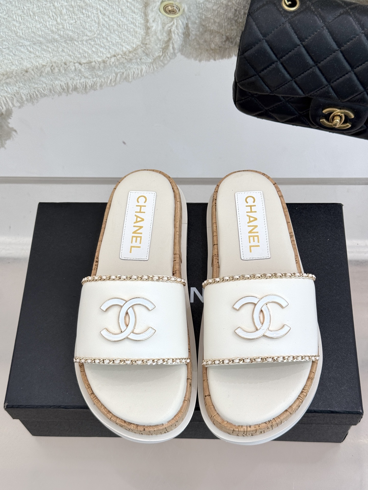 
CHANE*｜小香25。夏季新品
木纹底双C懒人拖鞋
懒人必备👏穿了会上瘾的拖鞋
经典大双C搭配木质底