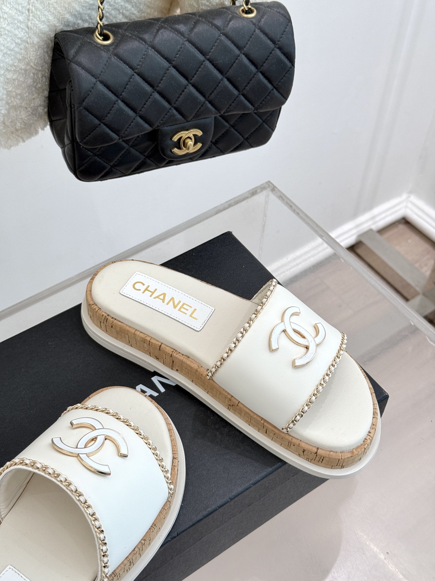 
CHANE*｜小香25。夏季新品
木纹底双C懒人拖鞋
懒人必备👏穿了会上瘾的拖鞋
经典大双C搭配木质底