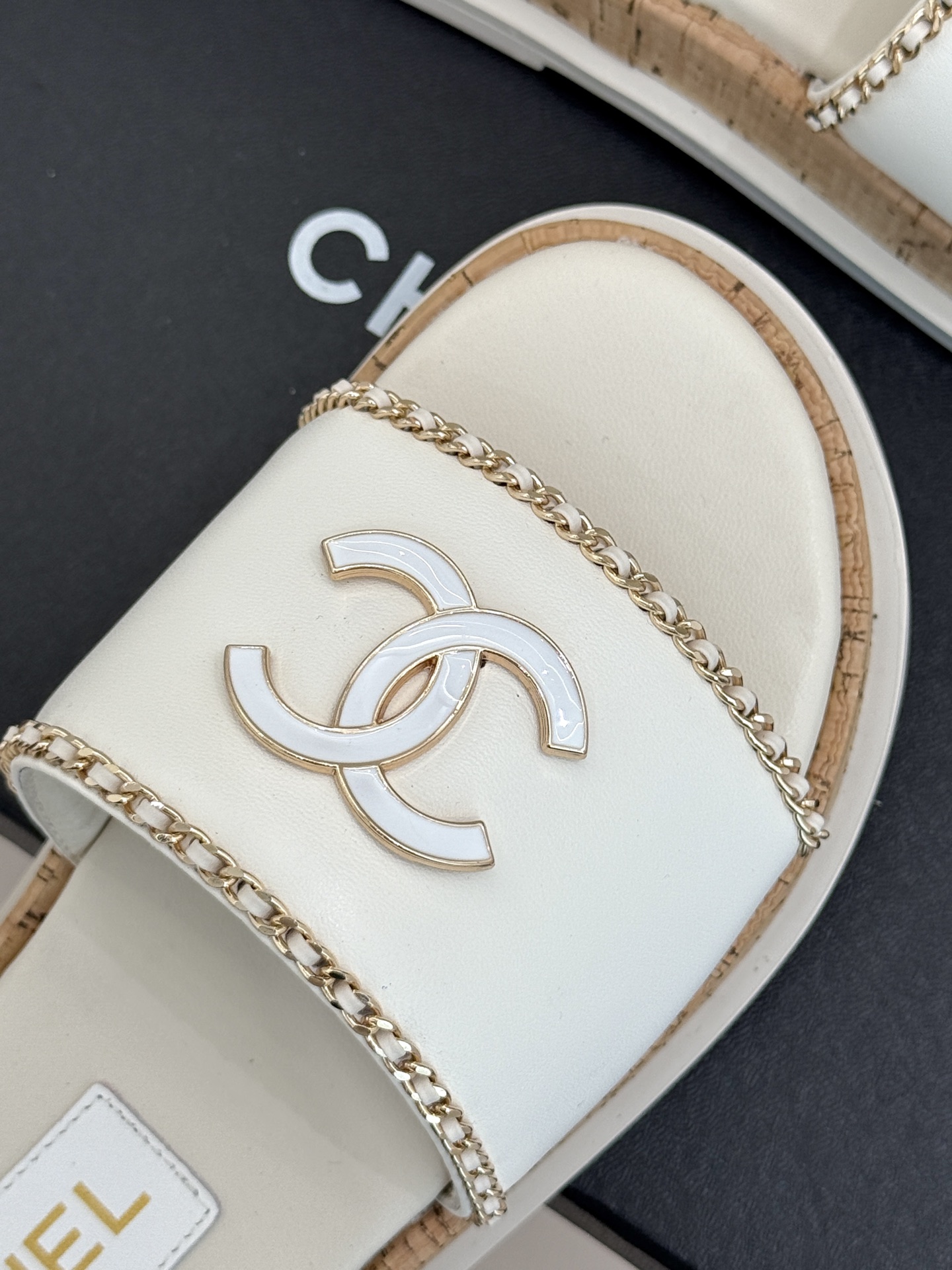 
CHANE*｜小香25。夏季新品
木纹底双C懒人拖鞋
懒人必备👏穿了会上瘾的拖鞋
经典大双C搭配木质底