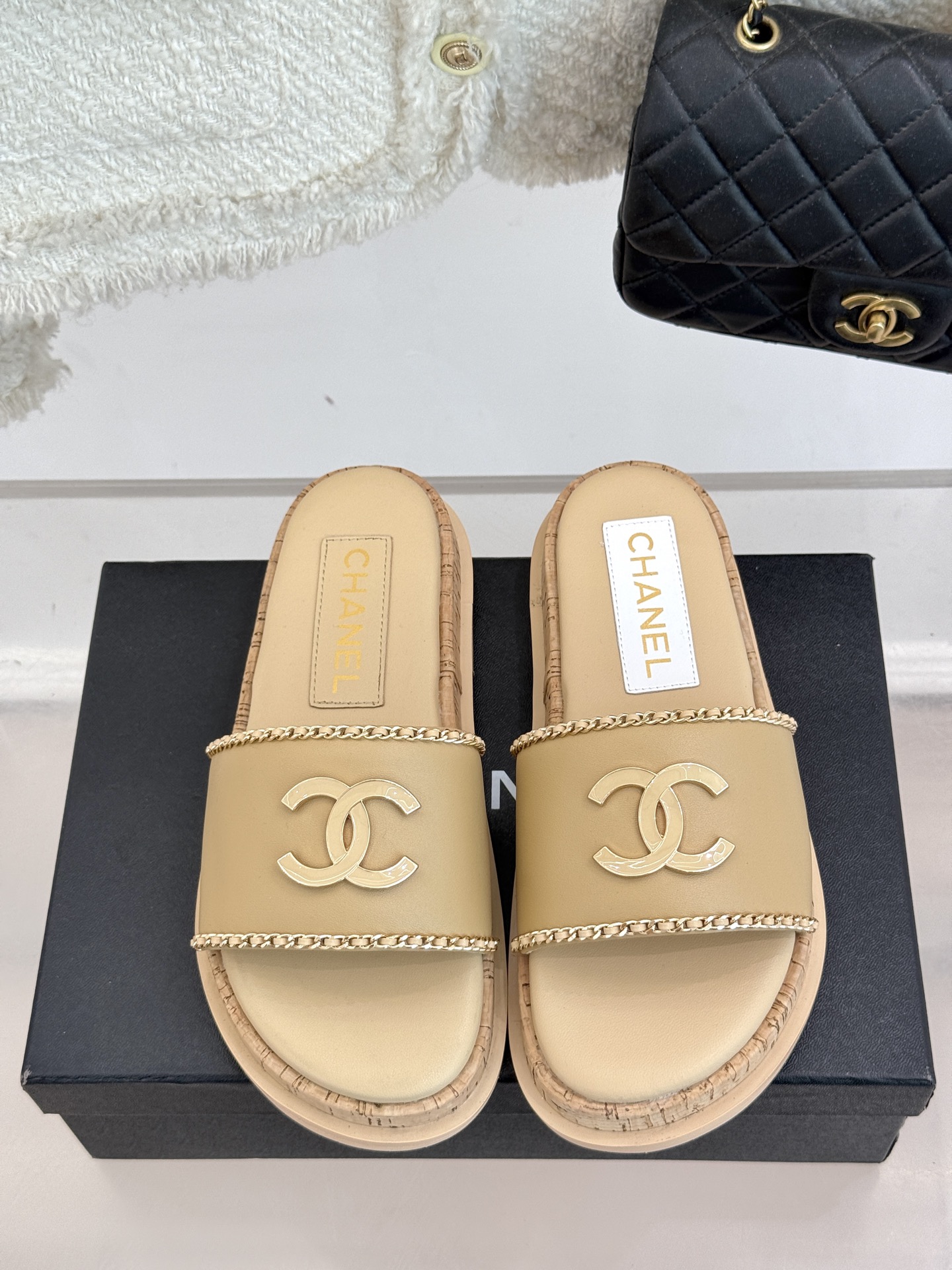 
CHANE*｜小香25。夏季新品
木纹底双C懒人拖鞋
懒人必备👏穿了会上瘾的拖鞋
经典大双C搭配木质底