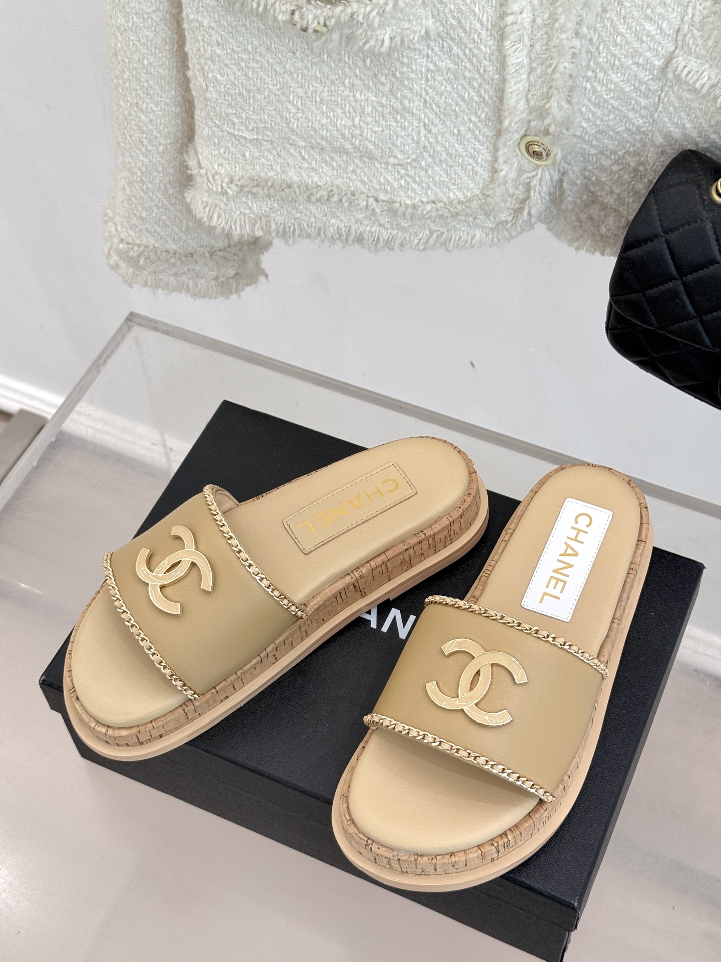 
CHANE*｜小香25。夏季新品
木纹底双C懒人拖鞋
懒人必备👏穿了会上瘾的拖鞋
经典大双C搭配木质底