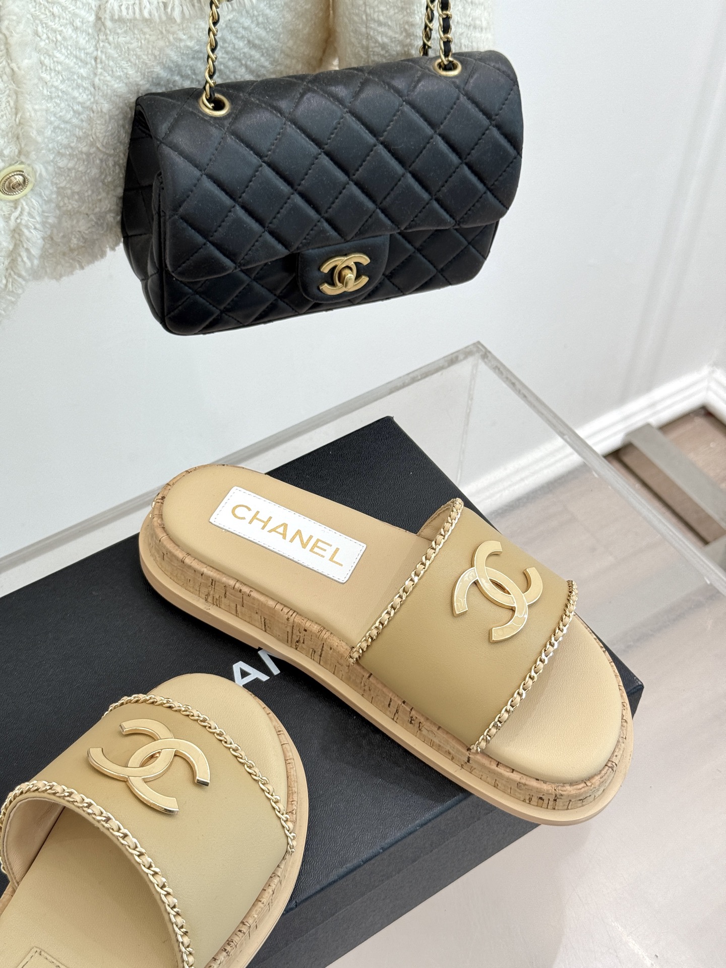
CHANE*｜小香25。夏季新品
木纹底双C懒人拖鞋
懒人必备👏穿了会上瘾的拖鞋
经典大双C搭配木质底