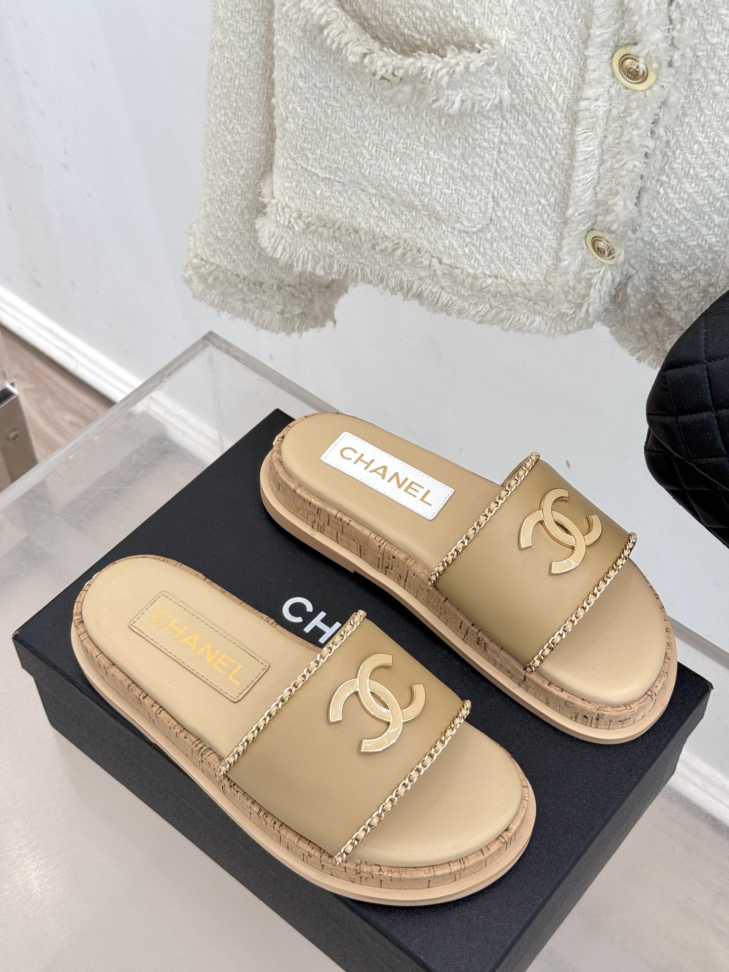 
CHANE*｜小香25。夏季新品
木纹底双C懒人拖鞋
懒人必备👏穿了会上瘾的拖鞋
经典大双C搭配木质底