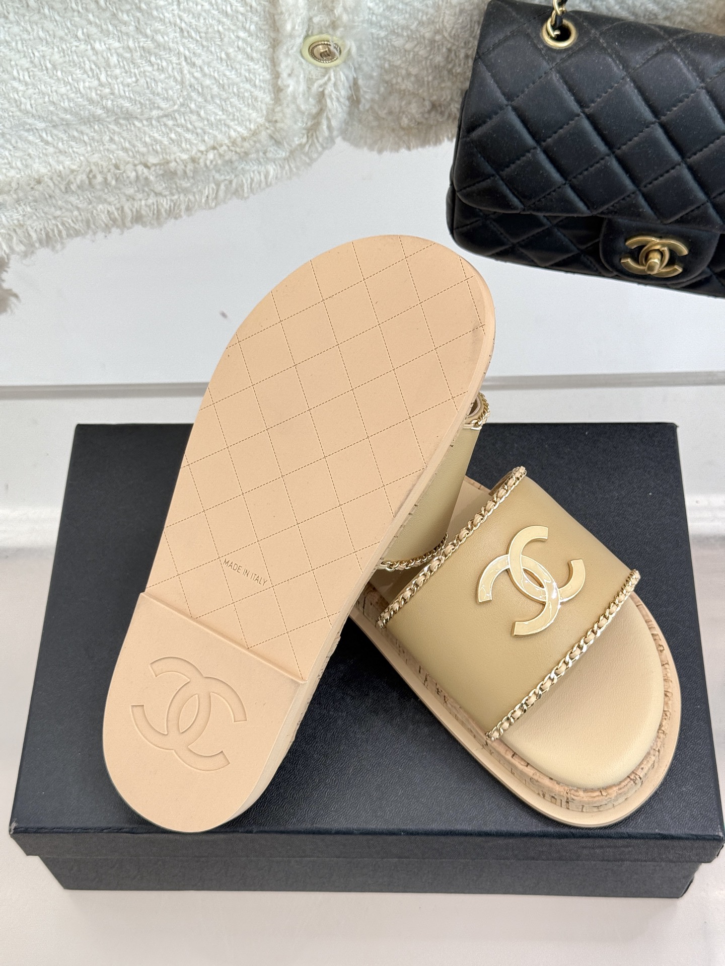 
CHANE*｜小香25。夏季新品
木纹底双C懒人拖鞋
懒人必备👏穿了会上瘾的拖鞋
经典大双C搭配木质底
