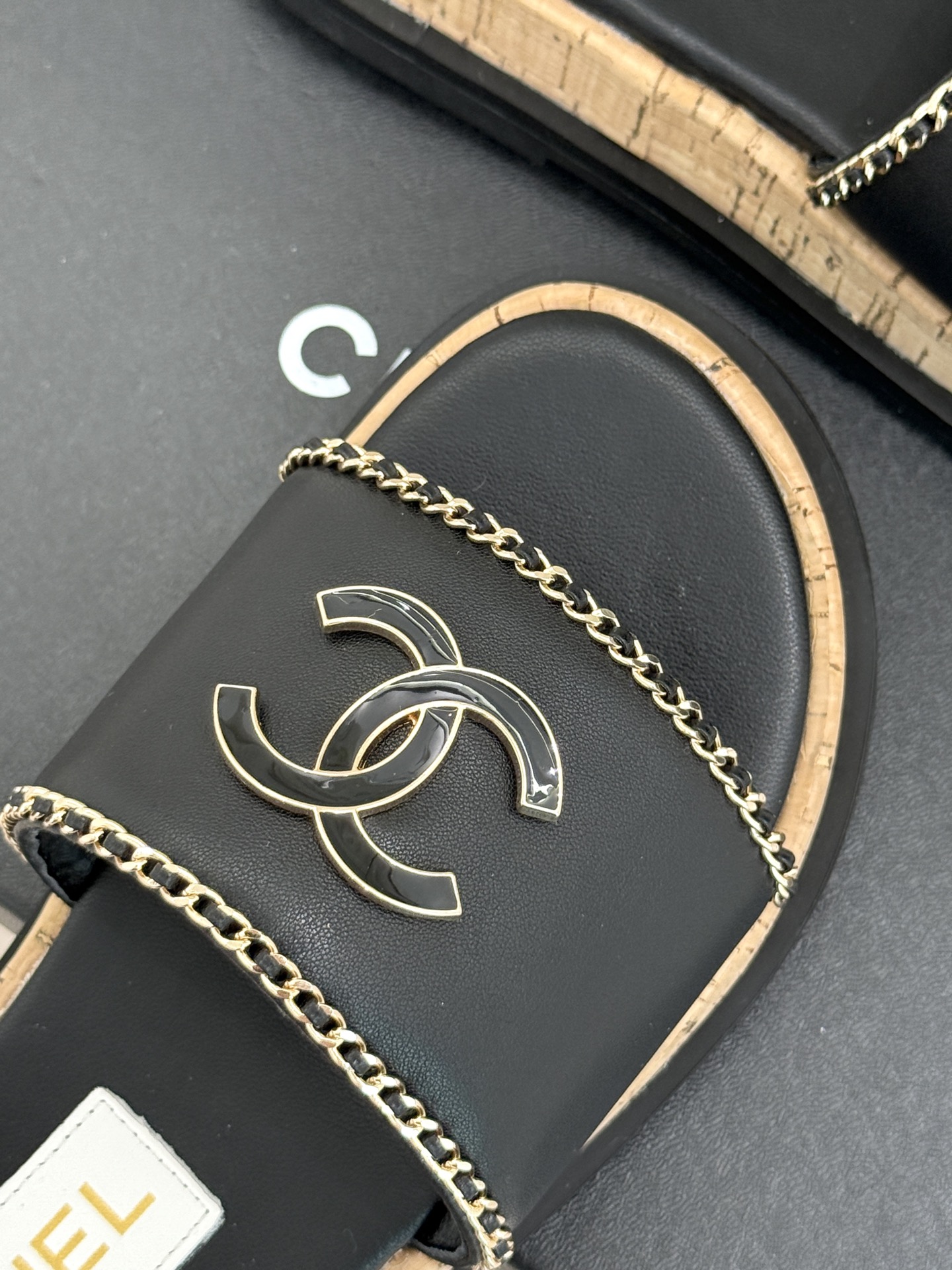 
CHANE*｜小香25。夏季新品
木纹底双C懒人拖鞋
懒人必备👏穿了会上瘾的拖鞋
经典大双C搭配木质底