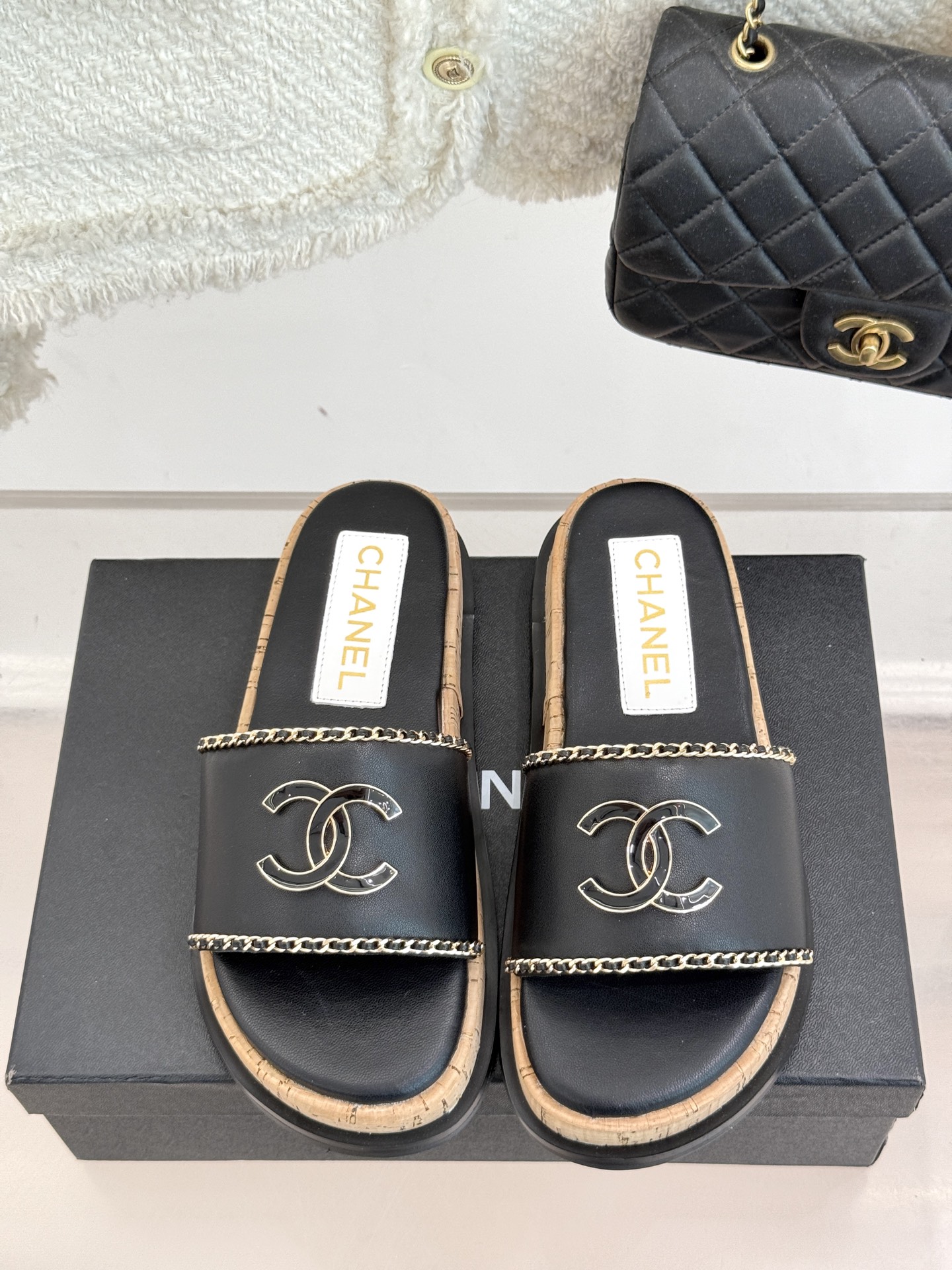 
CHANE*｜小香25。夏季新品
木纹底双C懒人拖鞋
懒人必备👏穿了会上瘾的拖鞋
经典大双C搭配木质底