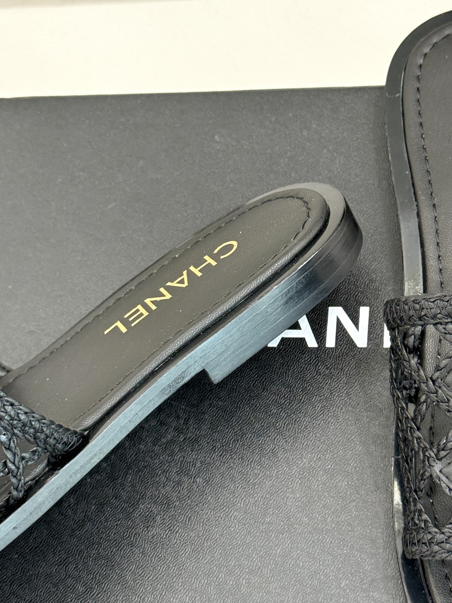 
CHANE*｜小香25。春夏新品
双C网面懒人拖鞋
夏天一定要入的拖鞋系列
鞋面采用原版定制材质
内里