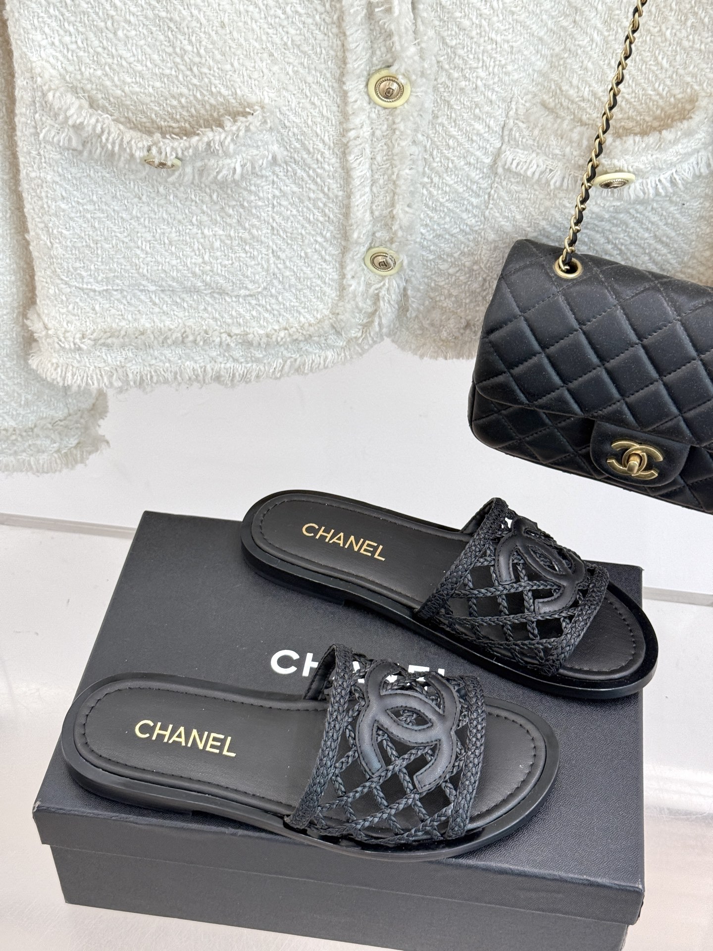 
CHANE*｜小香25。春夏新品
双C网面懒人拖鞋
夏天一定要入的拖鞋系列
鞋面采用原版定制材质
内里