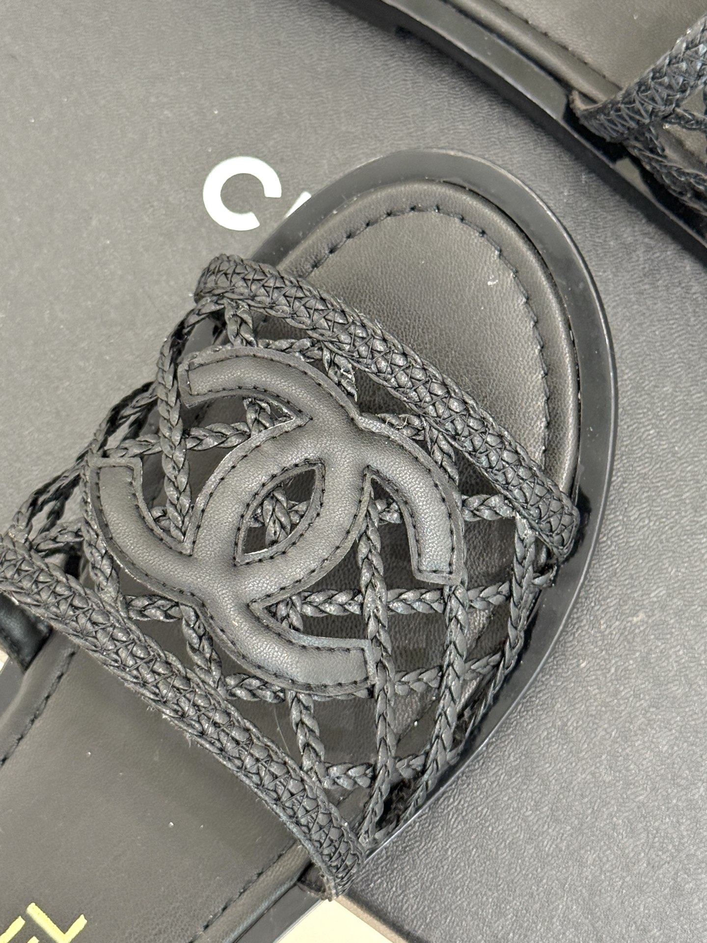 
CHANE*｜小香25。春夏新品
双C网面懒人拖鞋
夏天一定要入的拖鞋系列
鞋面采用原版定制材质
内里