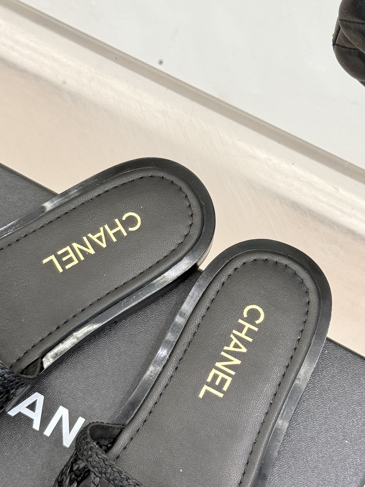 
CHANE*｜小香25。春夏新品
双C网面懒人拖鞋
夏天一定要入的拖鞋系列
鞋面采用原版定制材质
内里