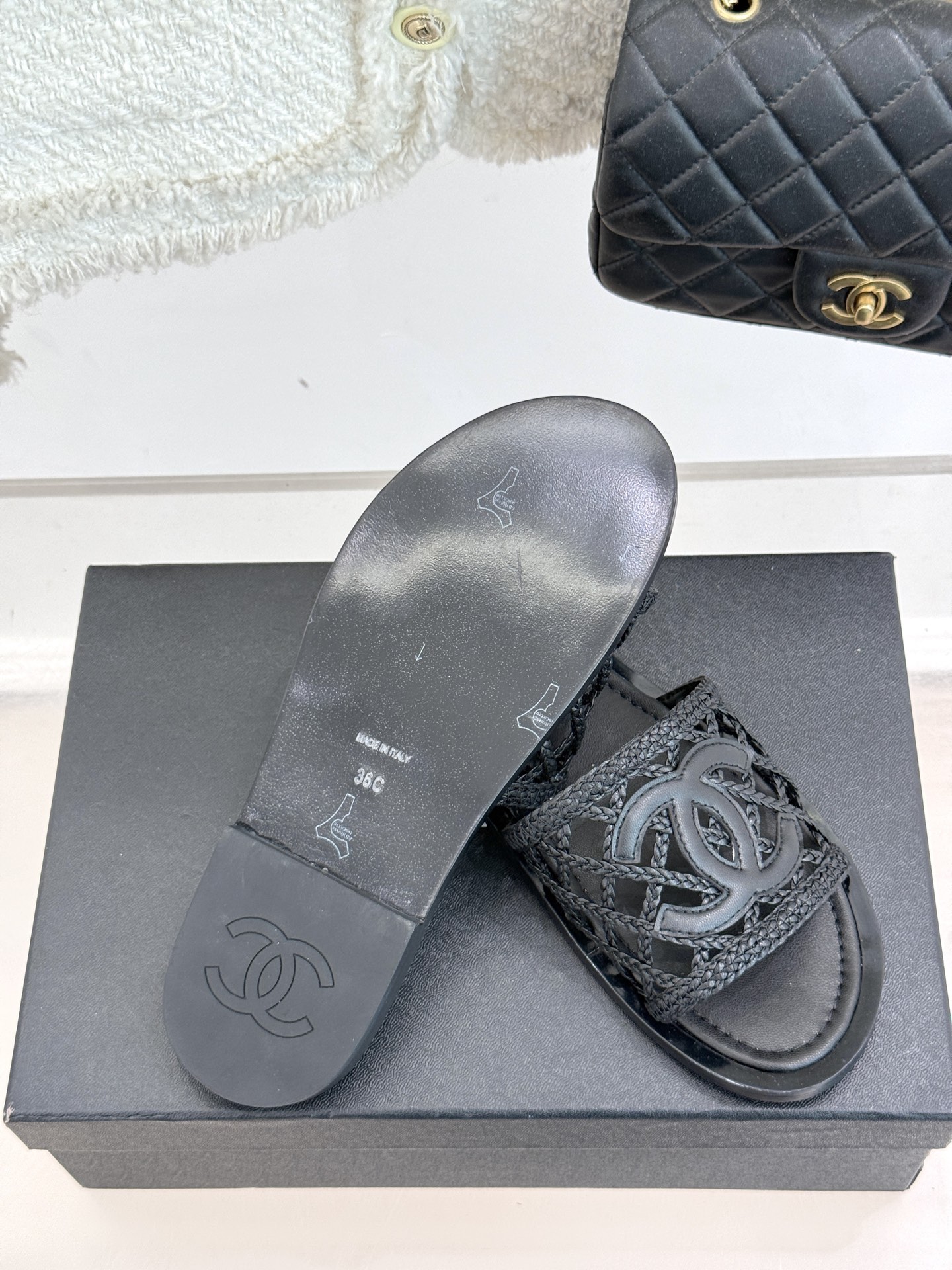 
CHANE*｜小香25。春夏新品
双C网面懒人拖鞋
夏天一定要入的拖鞋系列
鞋面采用原版定制材质
内里