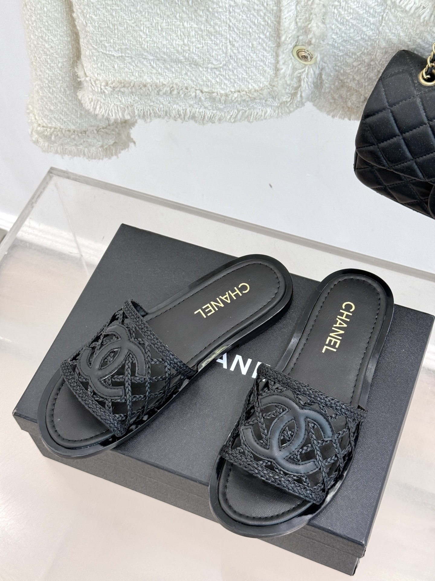 
CHANE*｜小香25。春夏新品
双C网面懒人拖鞋
夏天一定要入的拖鞋系列
鞋面采用原版定制材质
内里