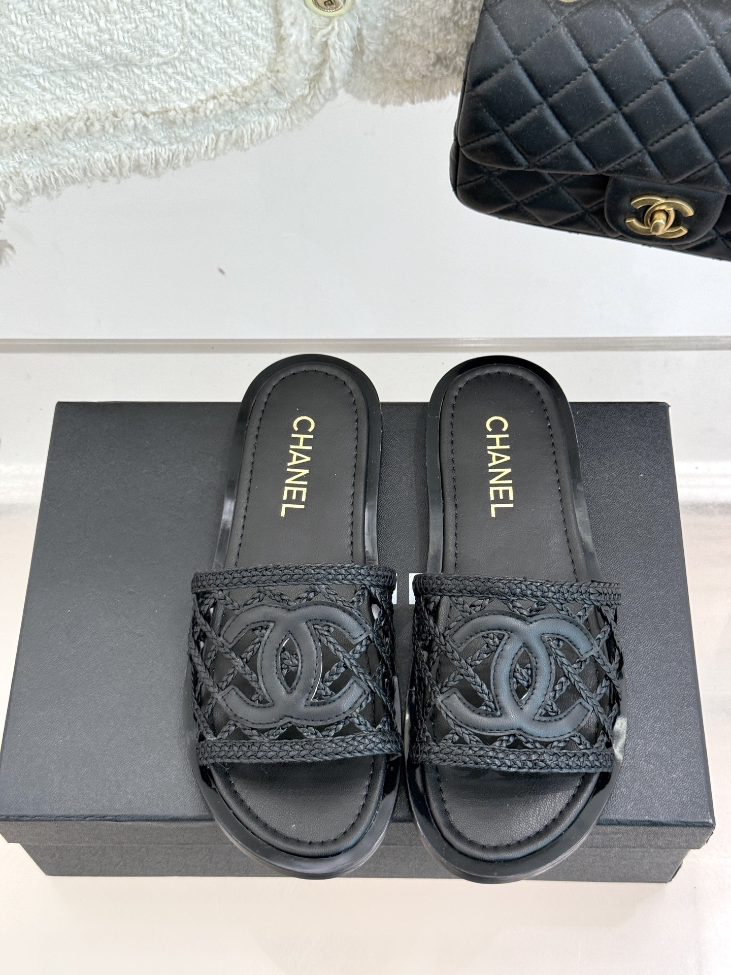 
CHANE*｜小香25。春夏新品
双C网面懒人拖鞋
夏天一定要入的拖鞋系列
鞋面采用原版定制材质
内里