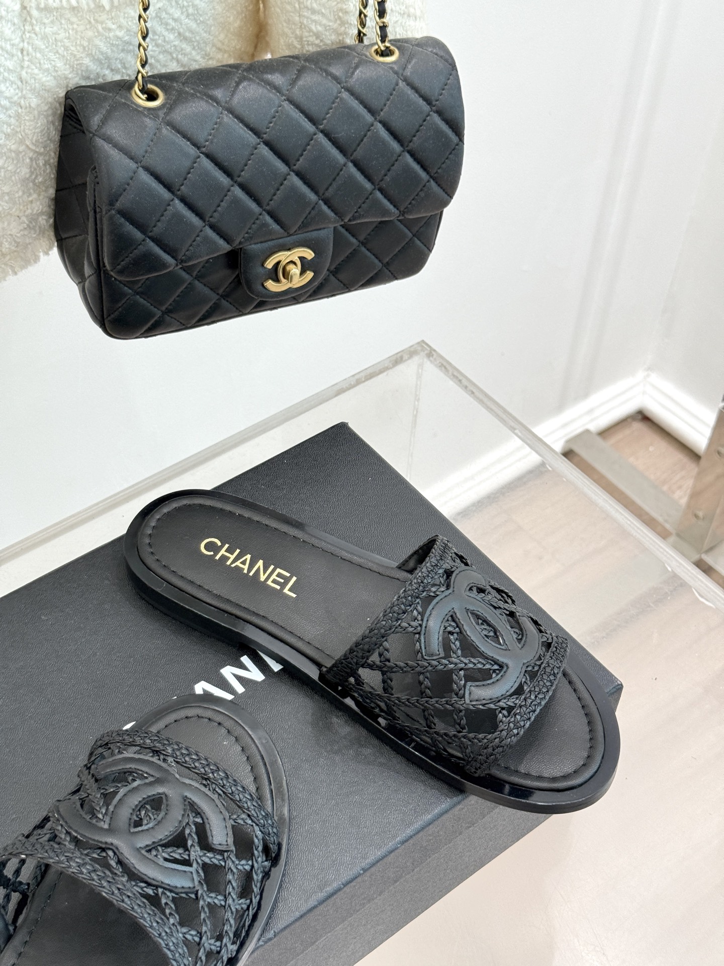 
CHANE*｜小香25。春夏新品
双C网面懒人拖鞋
夏天一定要入的拖鞋系列
鞋面采用原版定制材质
内里