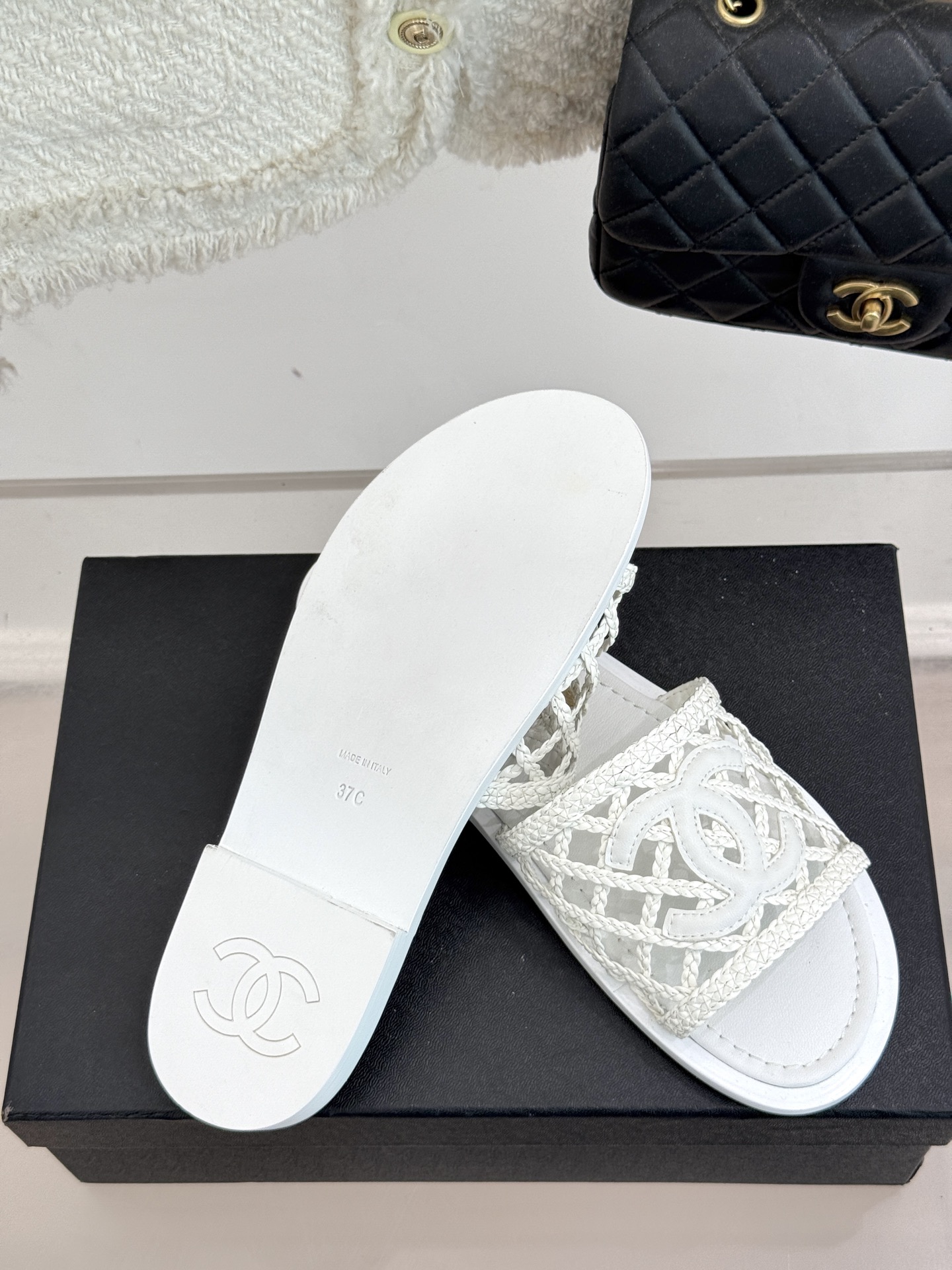 
CHANE*｜小香25。春夏新品
双C网面懒人拖鞋
夏天一定要入的拖鞋系列
鞋面采用原版定制材质
内里