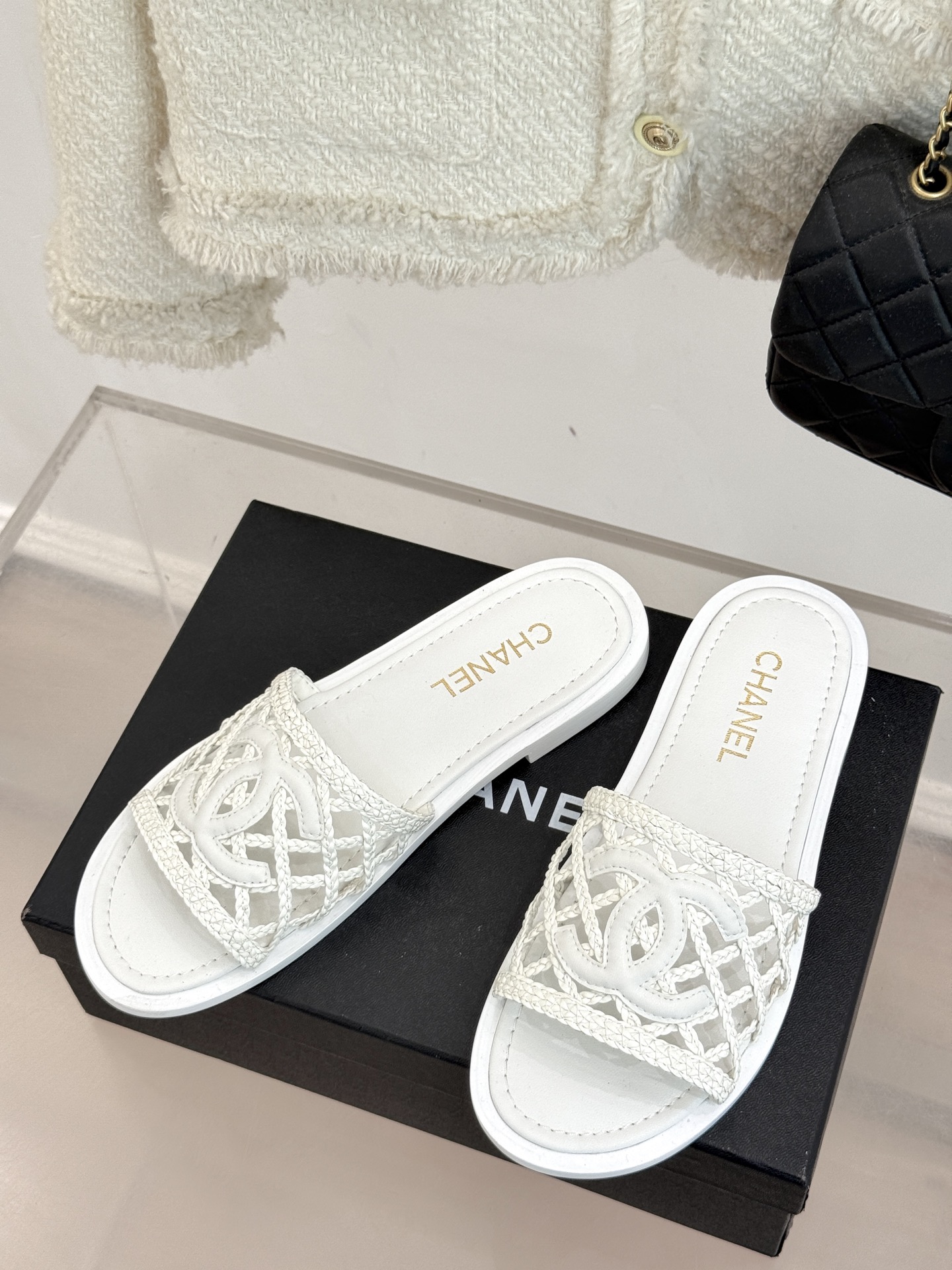 
CHANE*｜小香25。春夏新品
双C网面懒人拖鞋
夏天一定要入的拖鞋系列
鞋面采用原版定制材质
内里