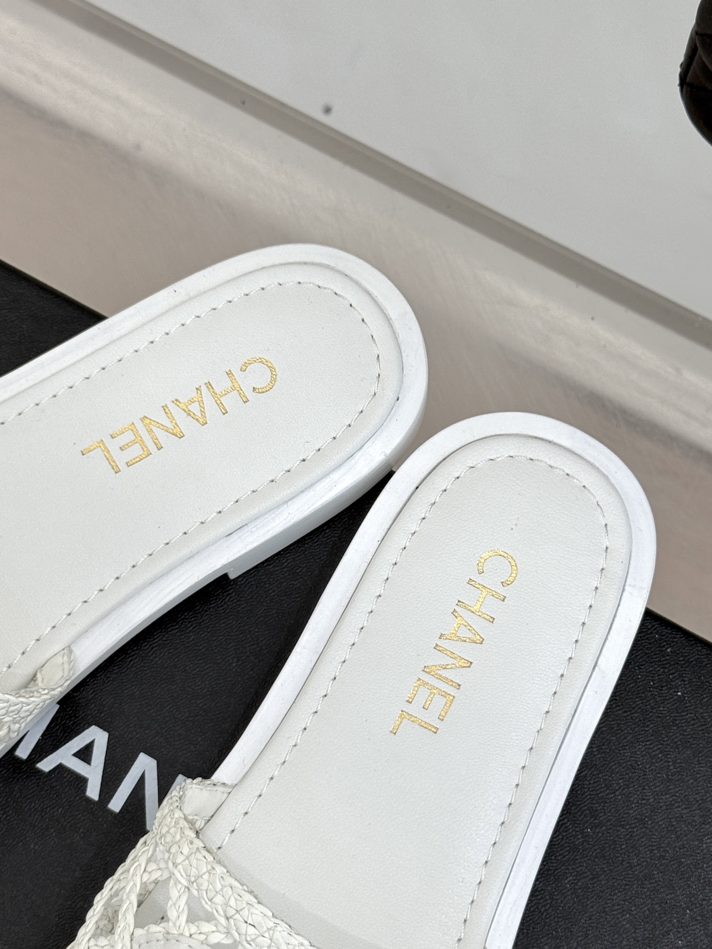 
CHANE*｜小香25。春夏新品
双C网面懒人拖鞋
夏天一定要入的拖鞋系列
鞋面采用原版定制材质
内里