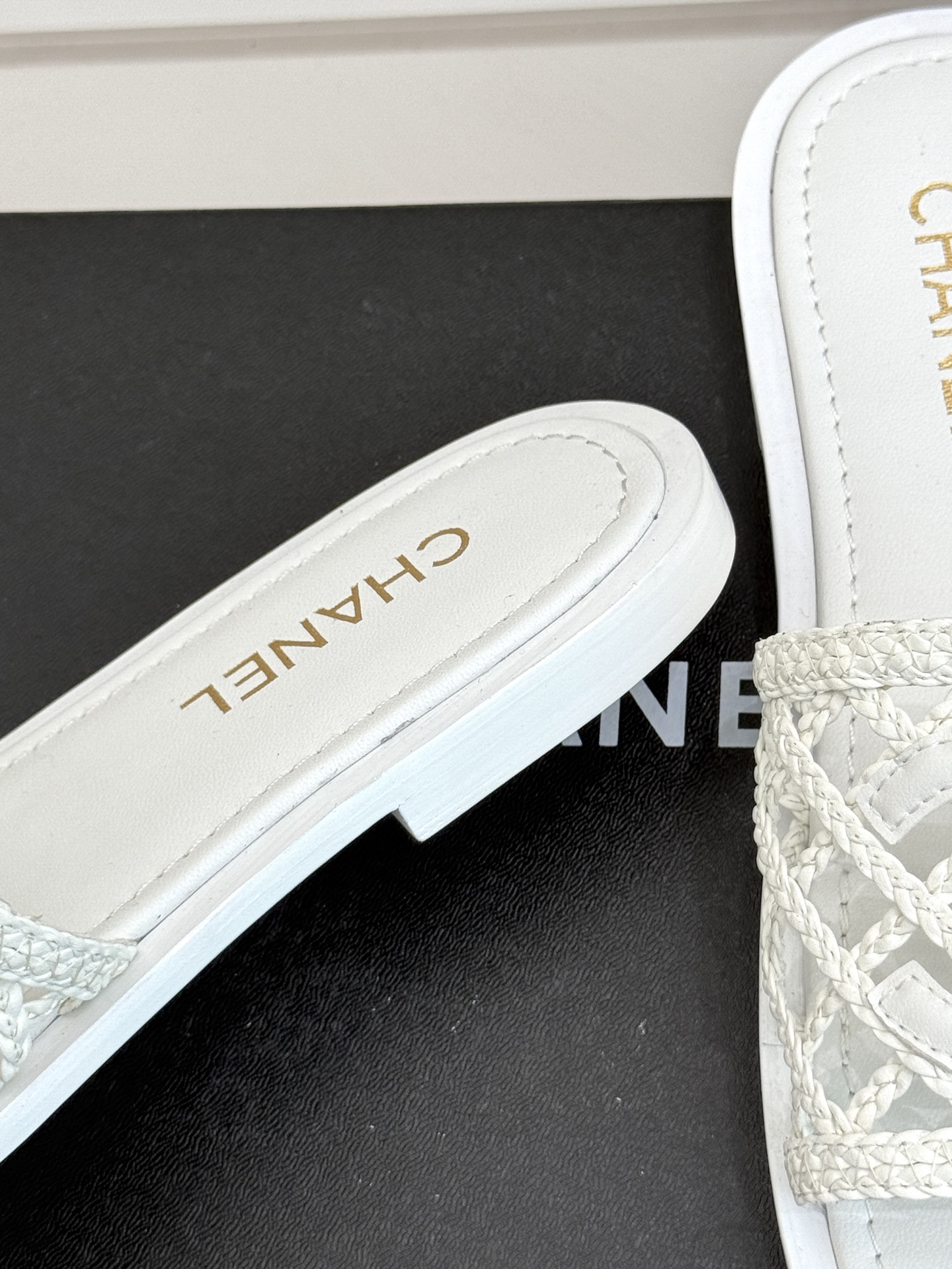 
CHANE*｜小香25。春夏新品
双C网面懒人拖鞋
夏天一定要入的拖鞋系列
鞋面采用原版定制材质
内里
