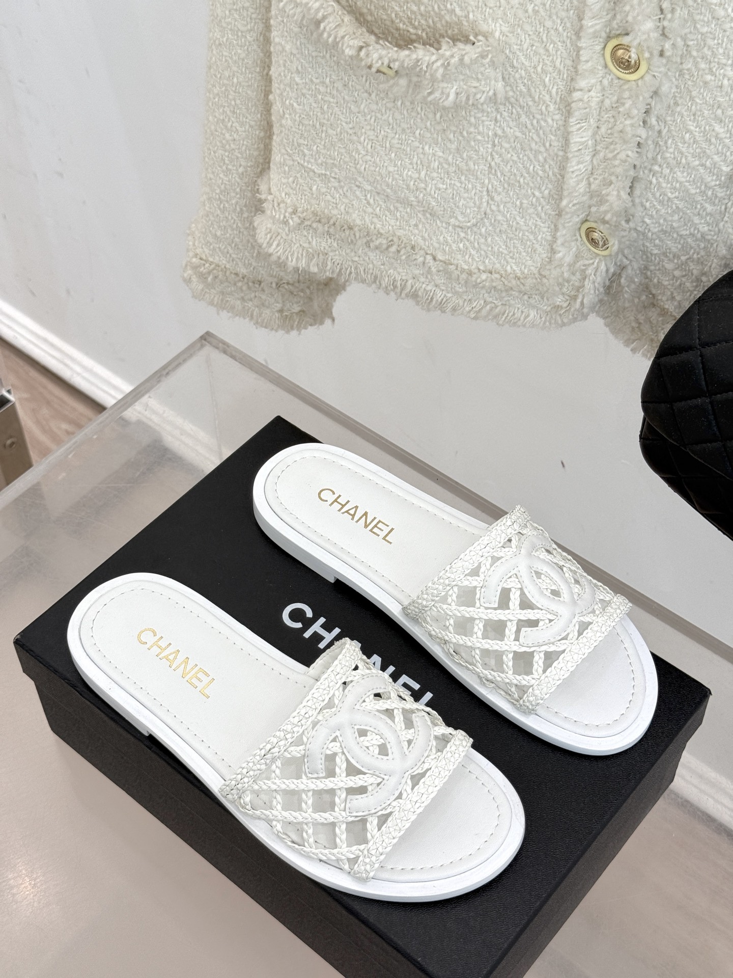 
CHANE*｜小香25。春夏新品
双C网面懒人拖鞋
夏天一定要入的拖鞋系列
鞋面采用原版定制材质
内里