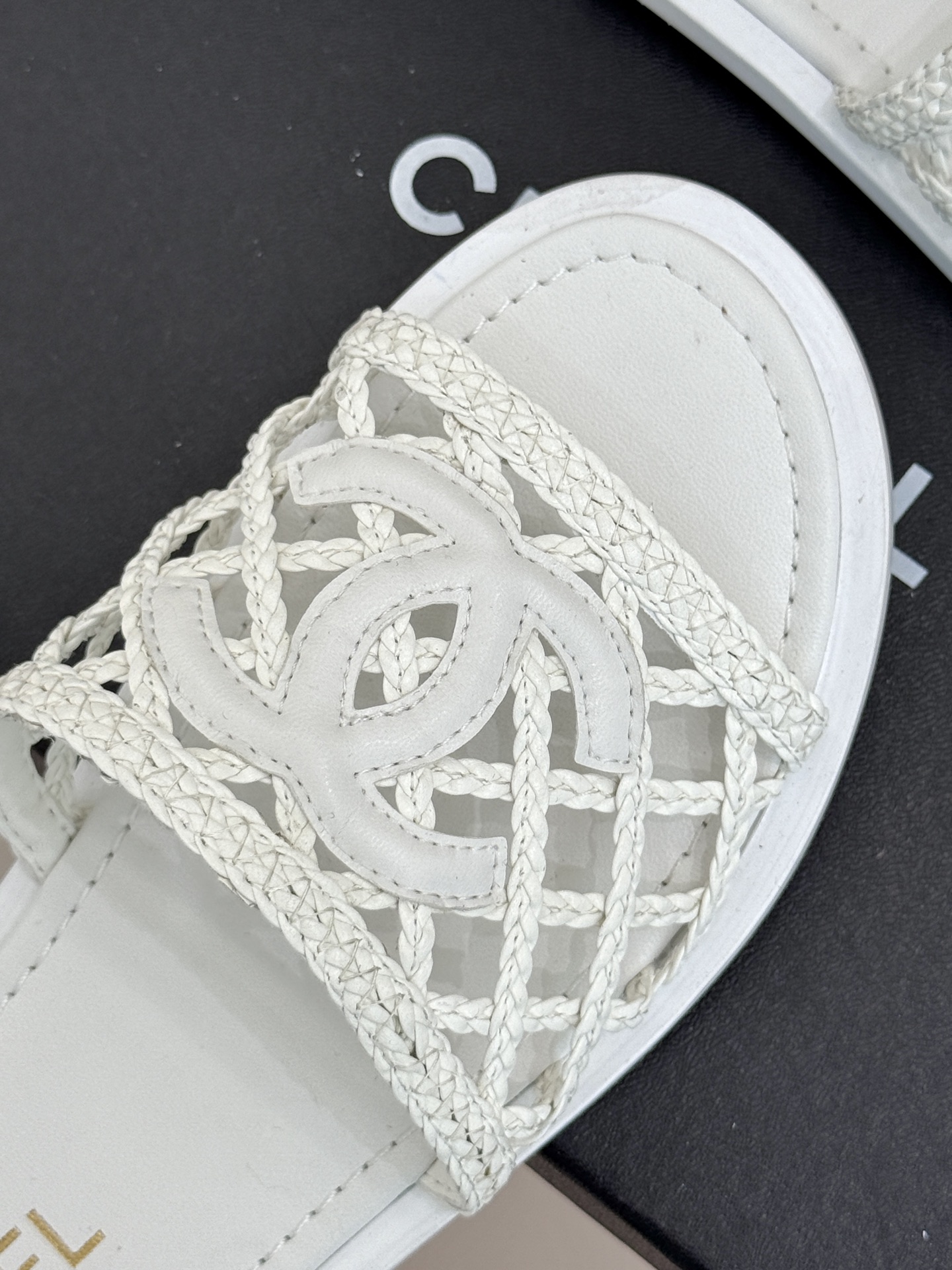 
CHANE*｜小香25。春夏新品
双C网面懒人拖鞋
夏天一定要入的拖鞋系列
鞋面采用原版定制材质
内里
