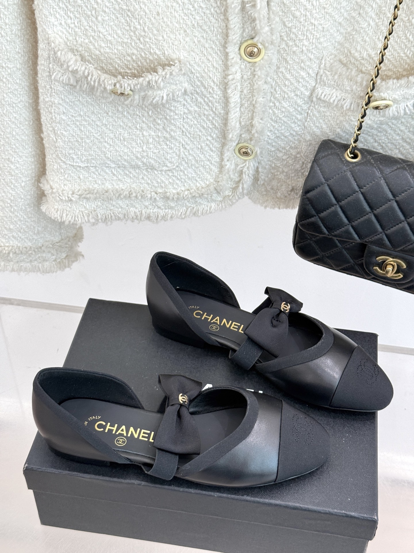 
CHANE*｜小香25。春夏新品
中空蝴蝶结玛丽珍鞋
法式风情 真是美到心尖尖上啦！
优雅又浪漫的仙女