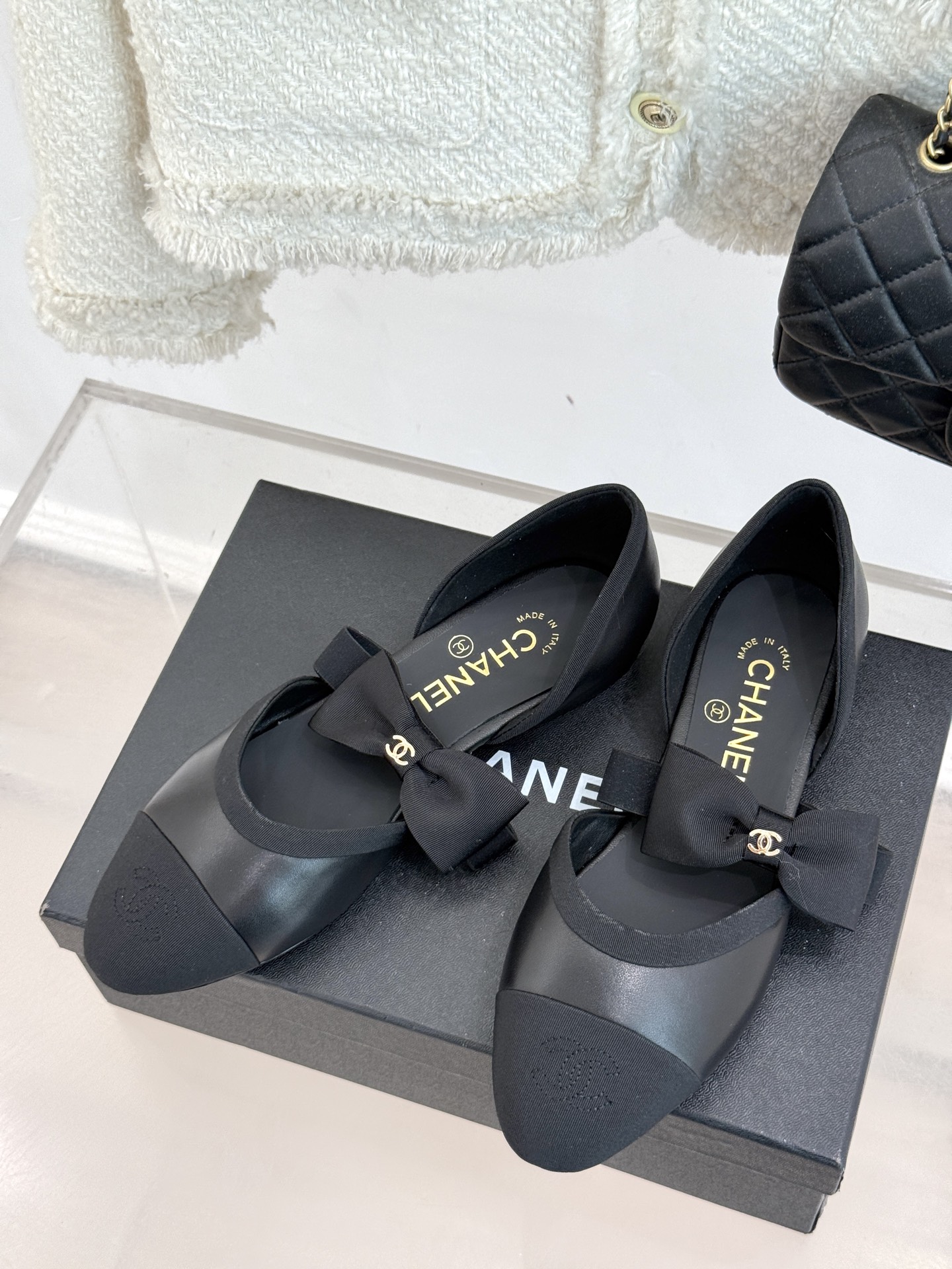 
CHANE*｜小香25。春夏新品
中空蝴蝶结玛丽珍鞋
法式风情 真是美到心尖尖上啦！
优雅又浪漫的仙女
