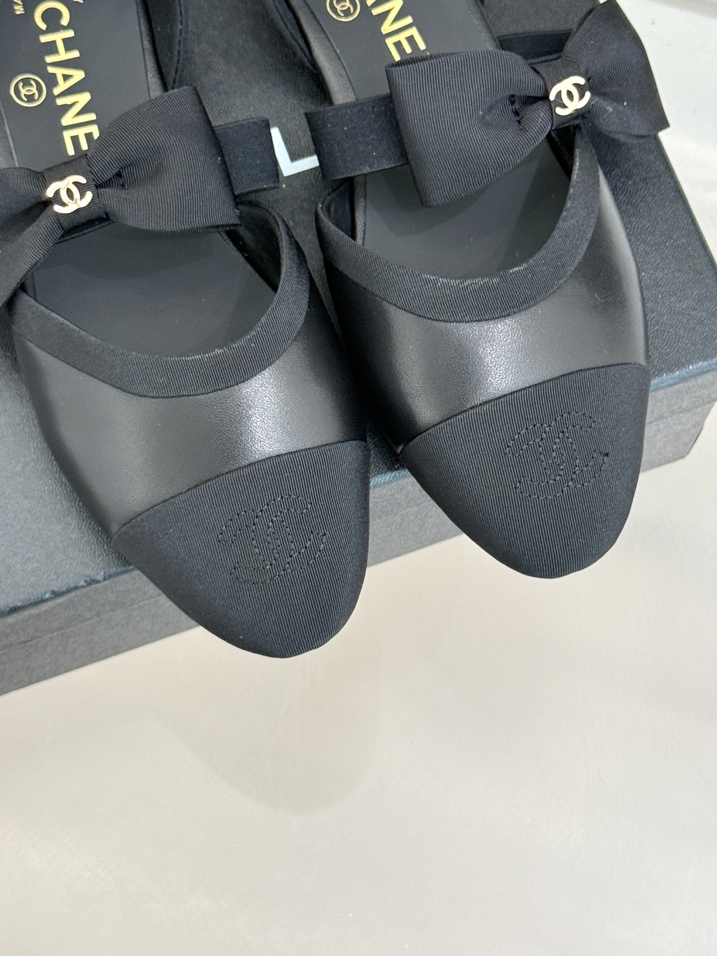 
CHANE*｜小香25。春夏新品
中空蝴蝶结玛丽珍鞋
法式风情 真是美到心尖尖上啦！
优雅又浪漫的仙女