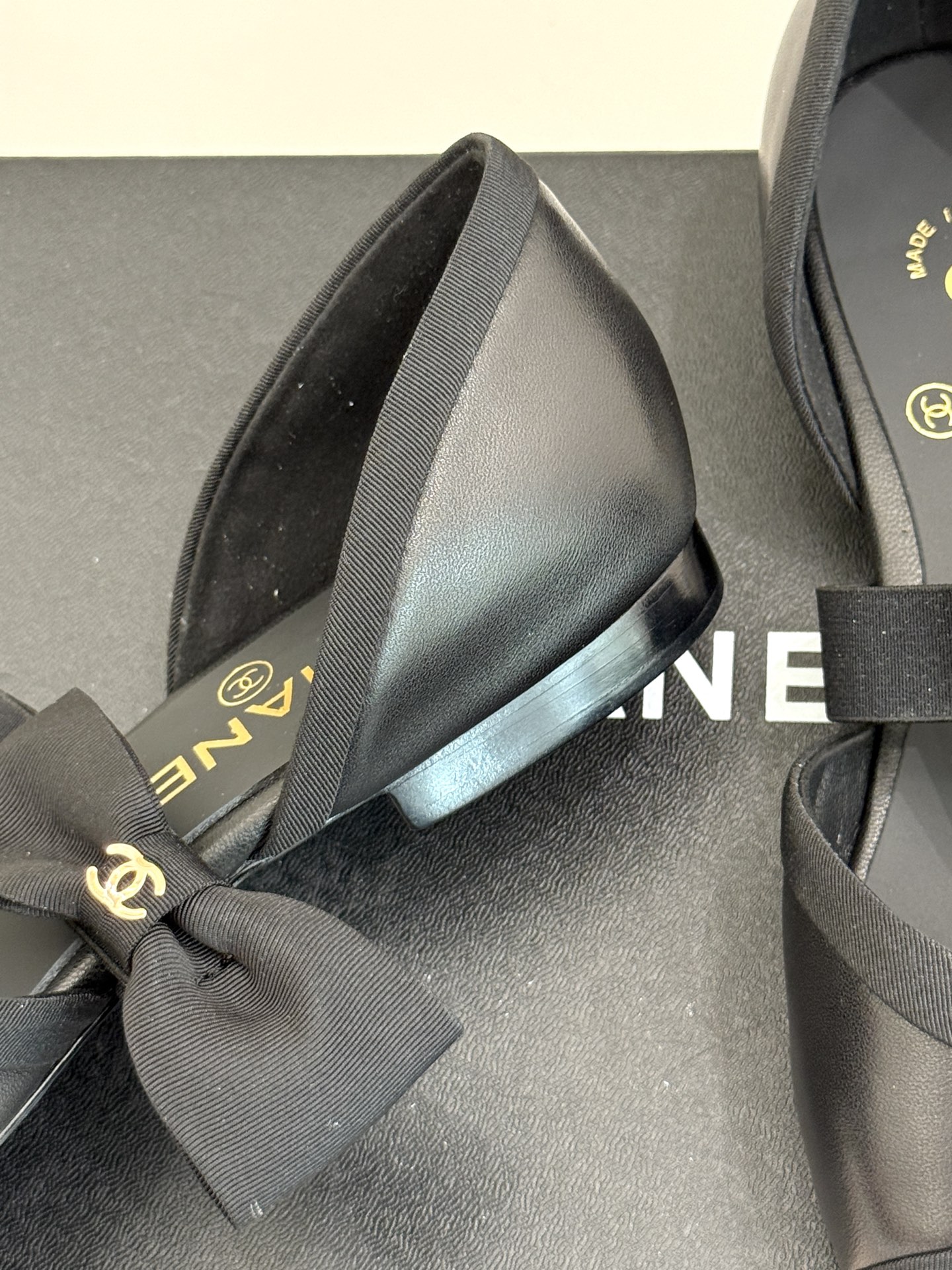 
CHANE*｜小香25。春夏新品
中空蝴蝶结玛丽珍鞋
法式风情 真是美到心尖尖上啦！
优雅又浪漫的仙女
